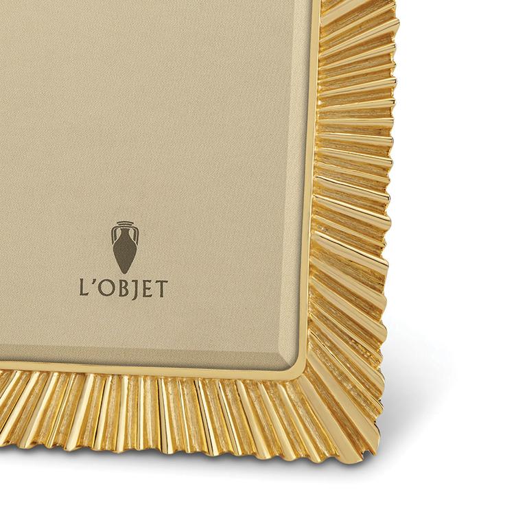 A bold, luxurious picture frame design meticulously handcrafted with 24K gold plating, beveled glass, satin lining and Italian leather and suede backs with beautifully detailed closures. Presented in a luxury gift box.