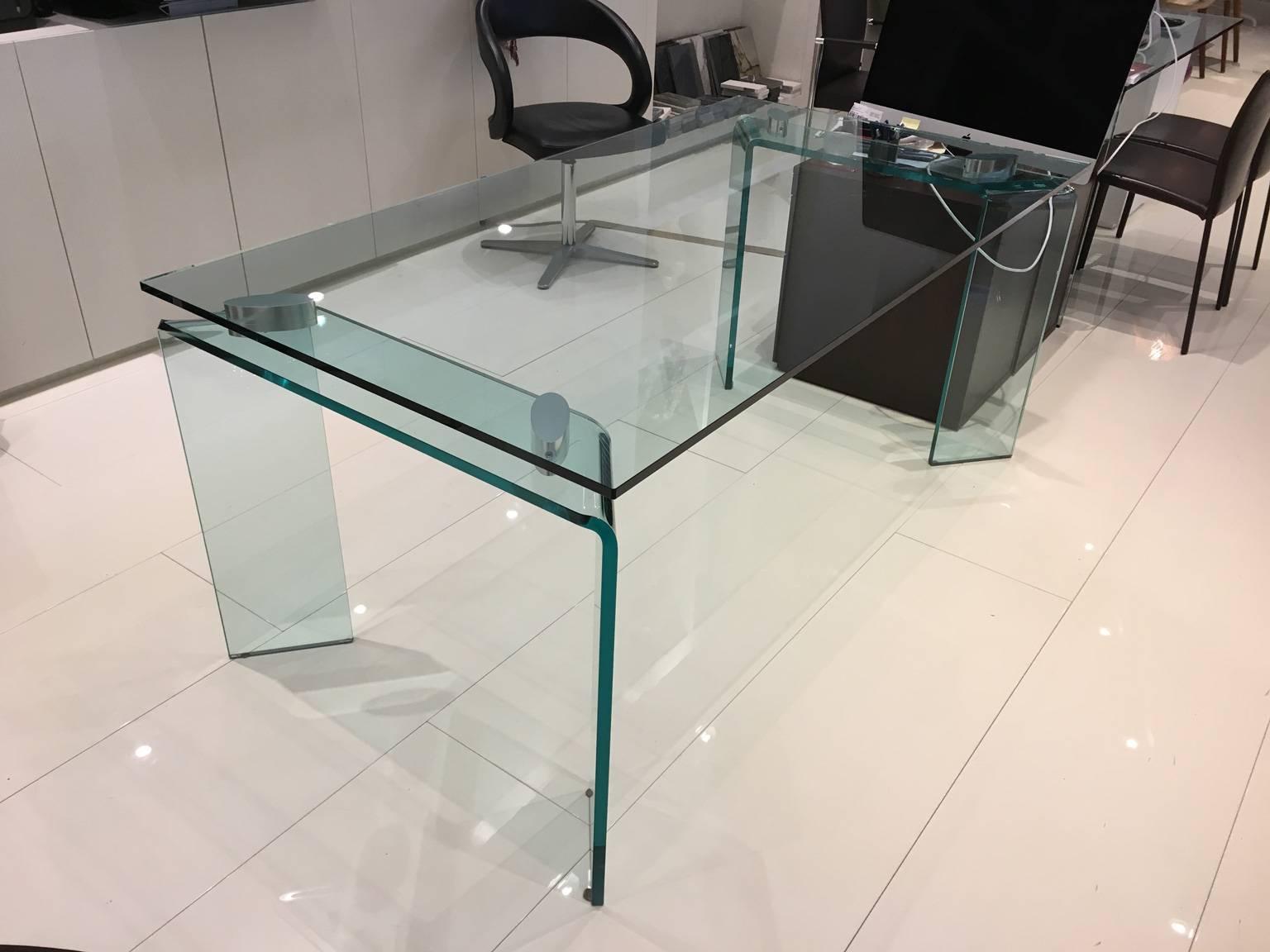 Dining table or desk with 15mm-thick glass top and detachable legs in 19 mm-thick curved glass. Joints in aluminium with gloss finishing. 

Measures: 66.9
