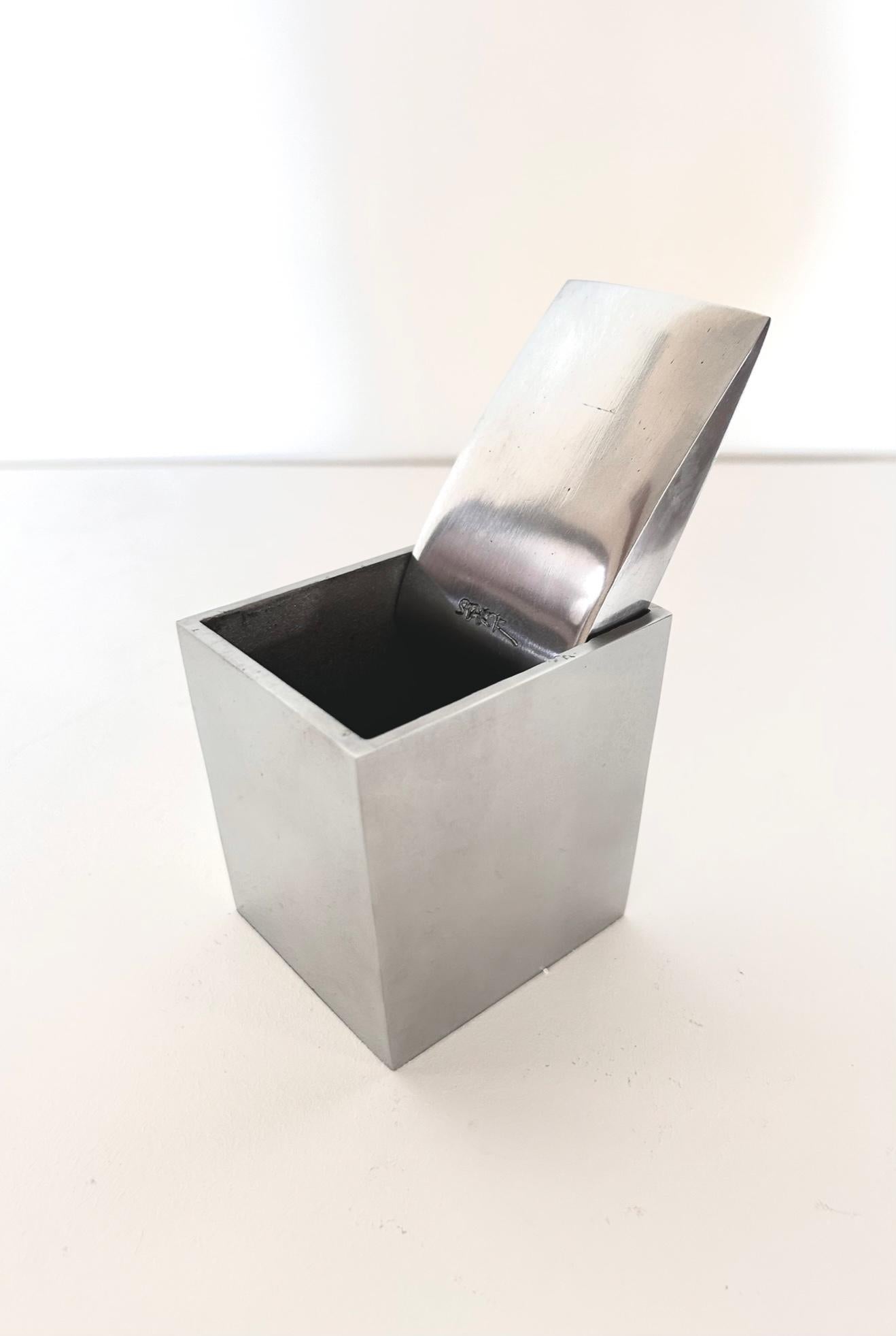 Ray Hollis ashtray by Philippe Starck, XO, 1990s In Good Condition For Sale In PARIS, FR
