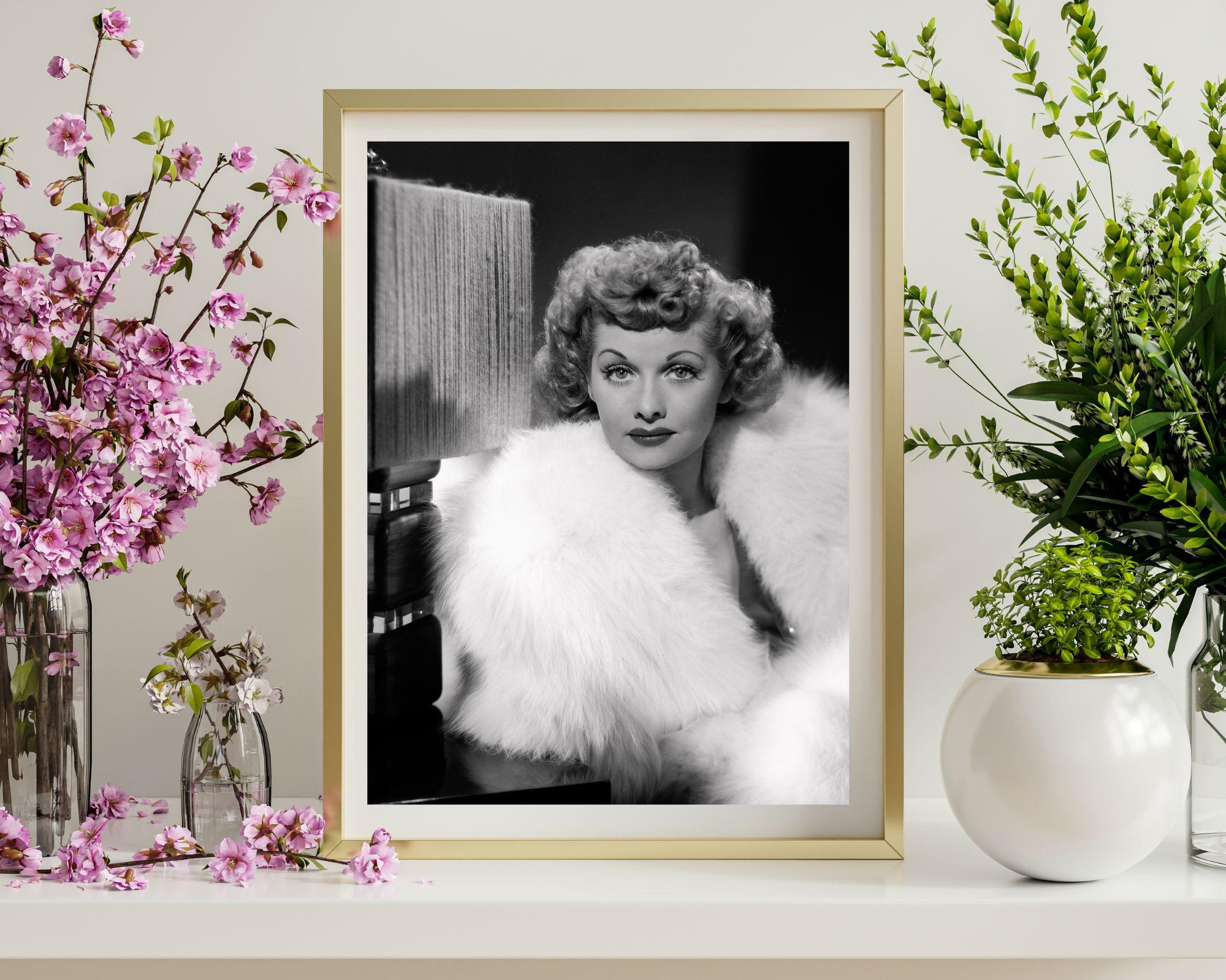Lucille Ball: Glamour in Pelz – Photograph von Ray Jones