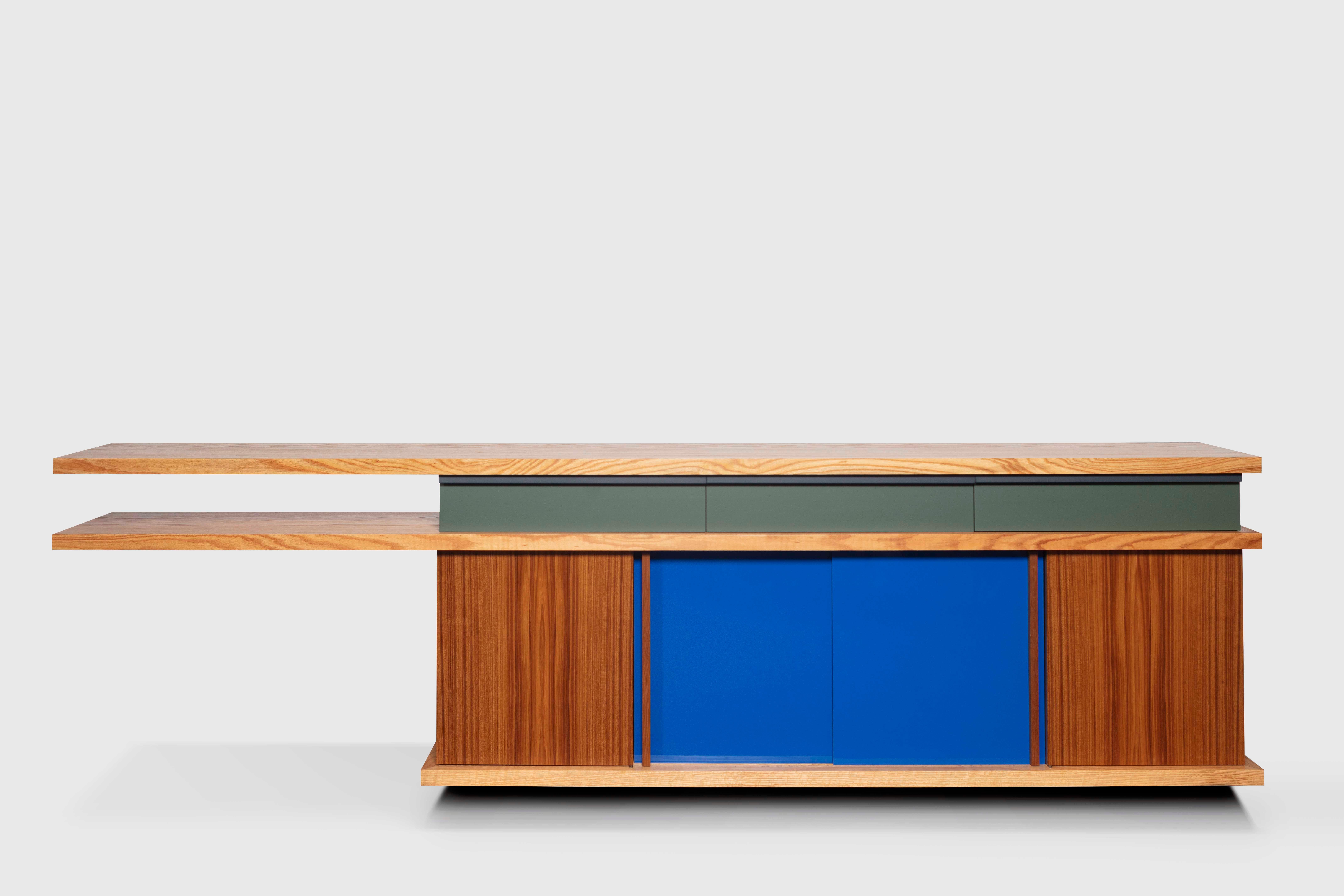 Ray Kappe RK5 credenza in red oak / teak by Original in Berlin, Germany, 2020

This Credenza has Teak veneered doors, formica sliding doors and red oak boards.

California Modernism is synonymous with sophisticated minimal structures, featuring