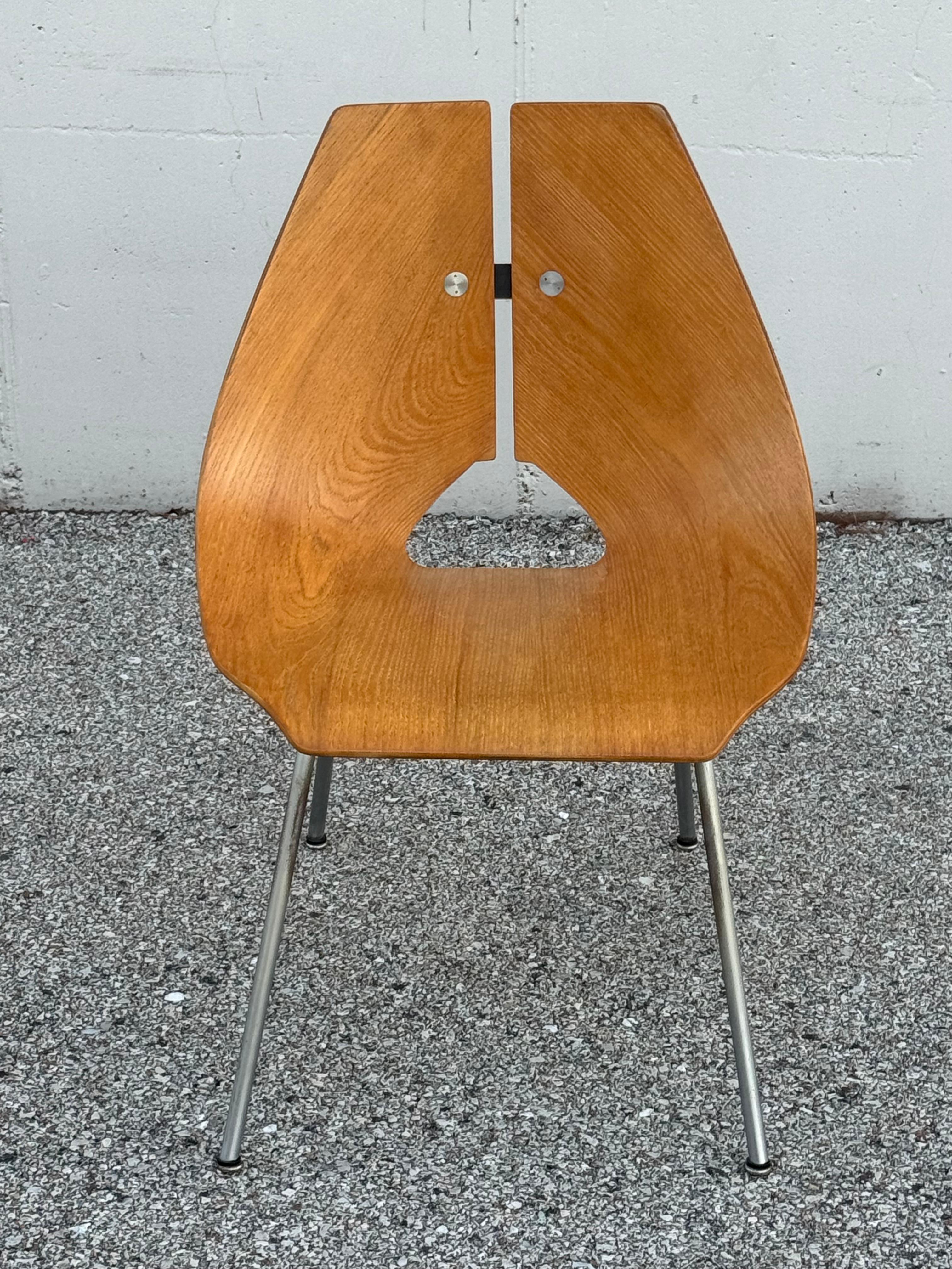 Ich habe zwei seltene Ray Komai Meisterwerke des Mid-Century Design, Modell #939 geformte Birke Furnier gebogen Sperrholz Stühle auf Chrom Beine, zuerst in Brooklyn NY, im Jahr 1949 hergestellt und mfg. von JG Furniture Company Inc. Beispiele dieses