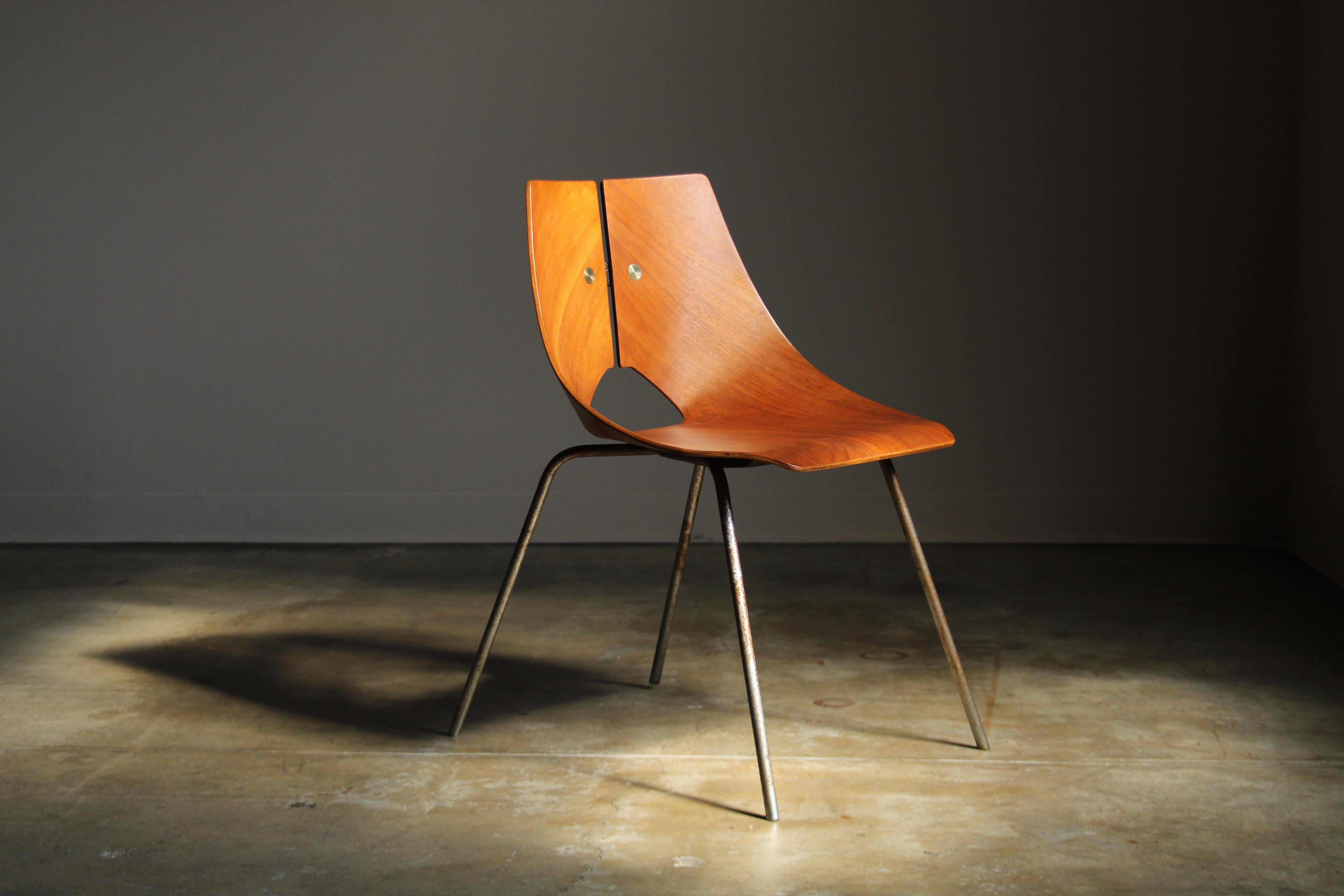 Una poltrona non comune disegnata da Ray Komai e prodotta da J. G. Furniture Company a Brooklyn, New York, nel 1949. La sedia presenta una scocca in compensato di mogano modellato con gambe in acciaio cromato e dettagli in metallo sul retro della