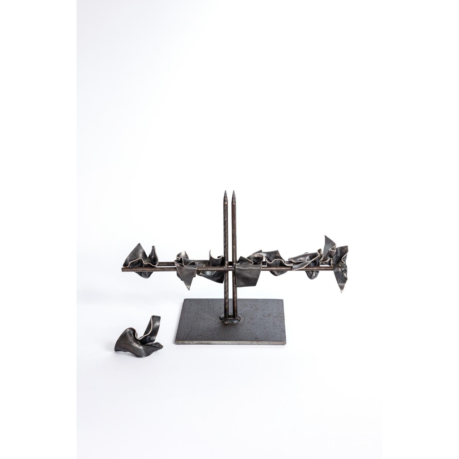 Portacandele Menorah Ray Of Light di Alina Alamorean
Unico nel suo genere.
Dimensioni: P 15 x L 30 x H 19 cm. 
Materiali: Acciaio e argento.

Disponibile anche in bronzo. Contattateci.

Nata in una famiglia di architetti d'avanguardia nel 1968 in