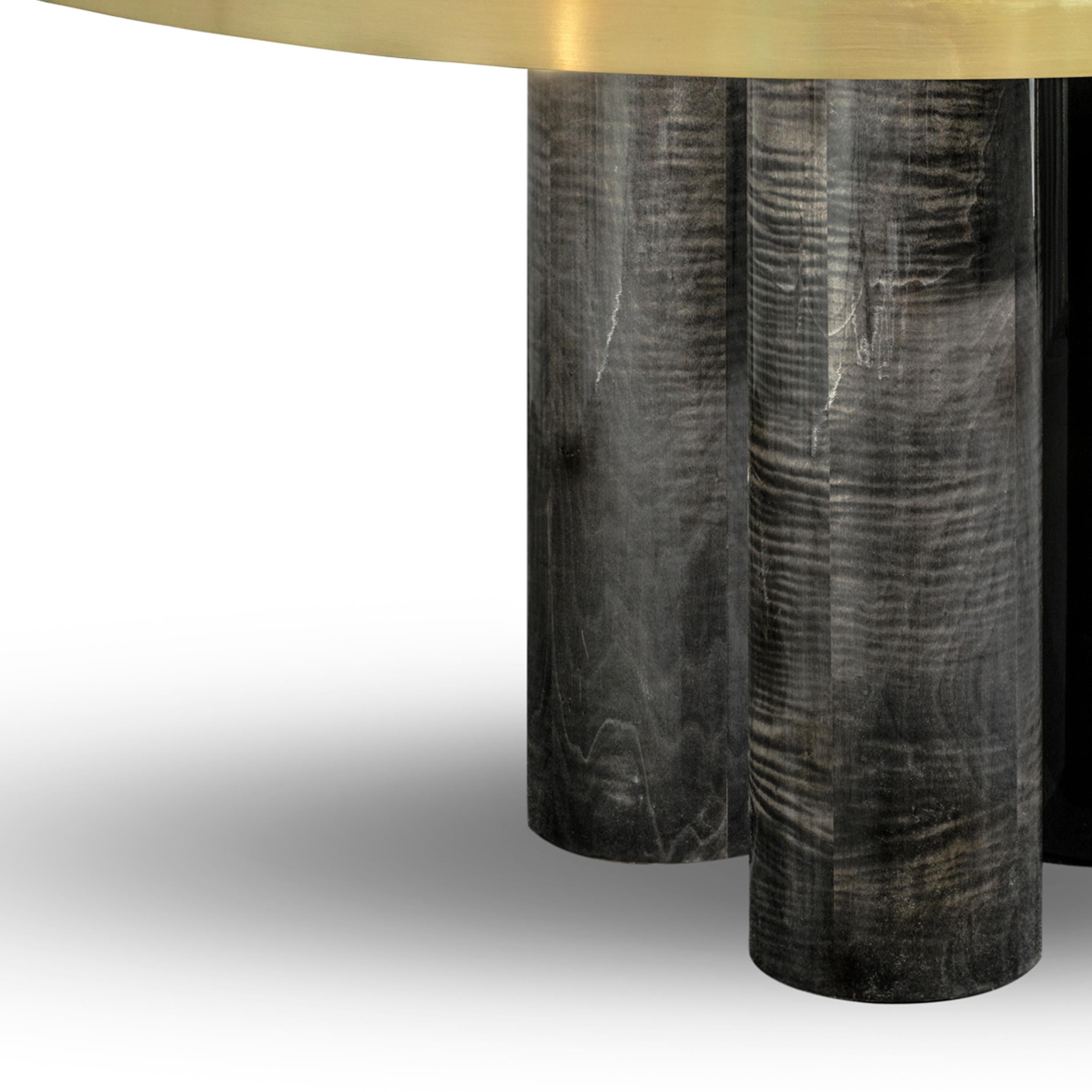 Tavolo da pranzo ovale Ray, in legno sikomoro grigio frisé lucido di Duistt

A differenza del suo design principale, il tavolo da pranzo Ray Oval si presenta con una struttura più robusta. Le delicate linee in ottone spazzolato definiscono e danno