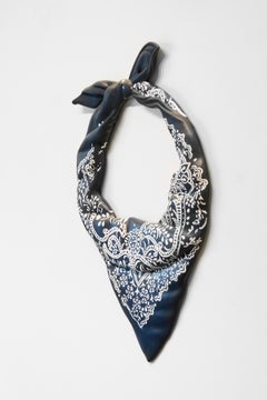 BANDANNA - Escultura grande de madera pintada para colgar, azul oscuro y blanco