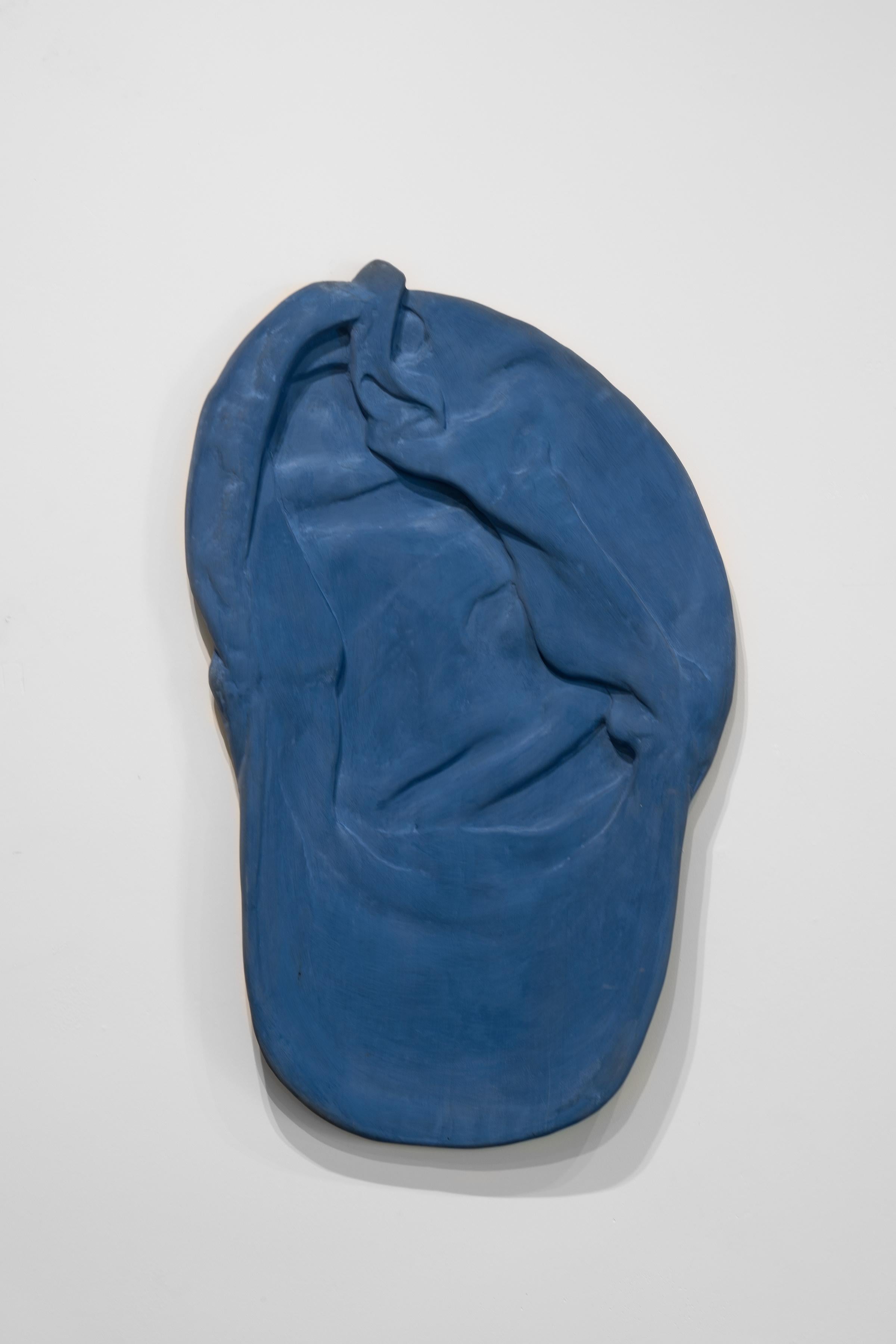 DAD HAT - Blaue bemalte Holzskulptur einer Baseballkappe