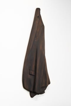 CHAQUETA DE TRAJE - escultura colgante de madera teñida, marrón, madera tallada