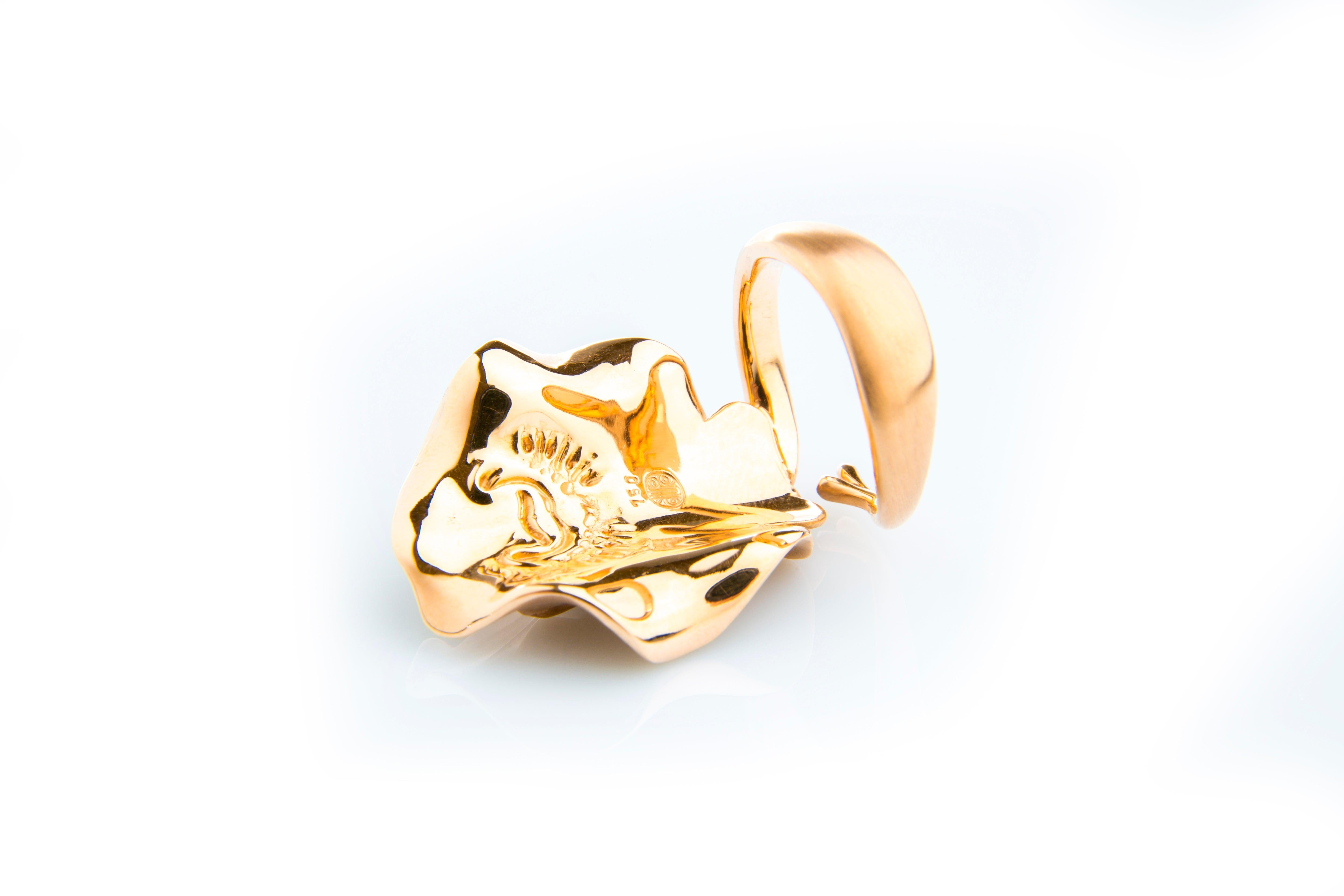 This majestic ray White gold 18k ring is 