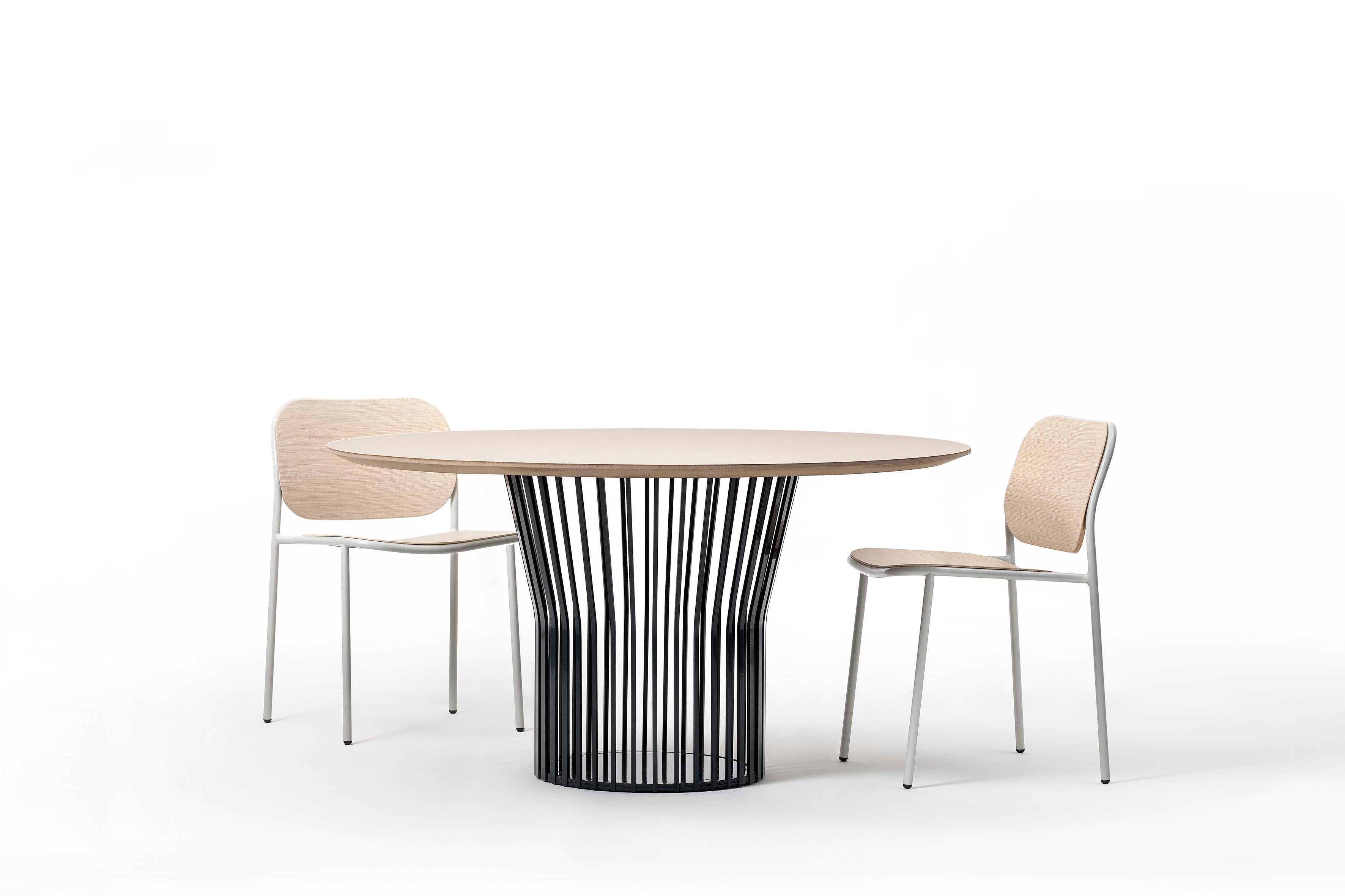 A collection of dining tables in two shapes, multiple sizes and multiple finishes to fit into all types of domestic or contract spaces and harmonize with the style of the environment. The metal base with an original and dynamic design is made up of