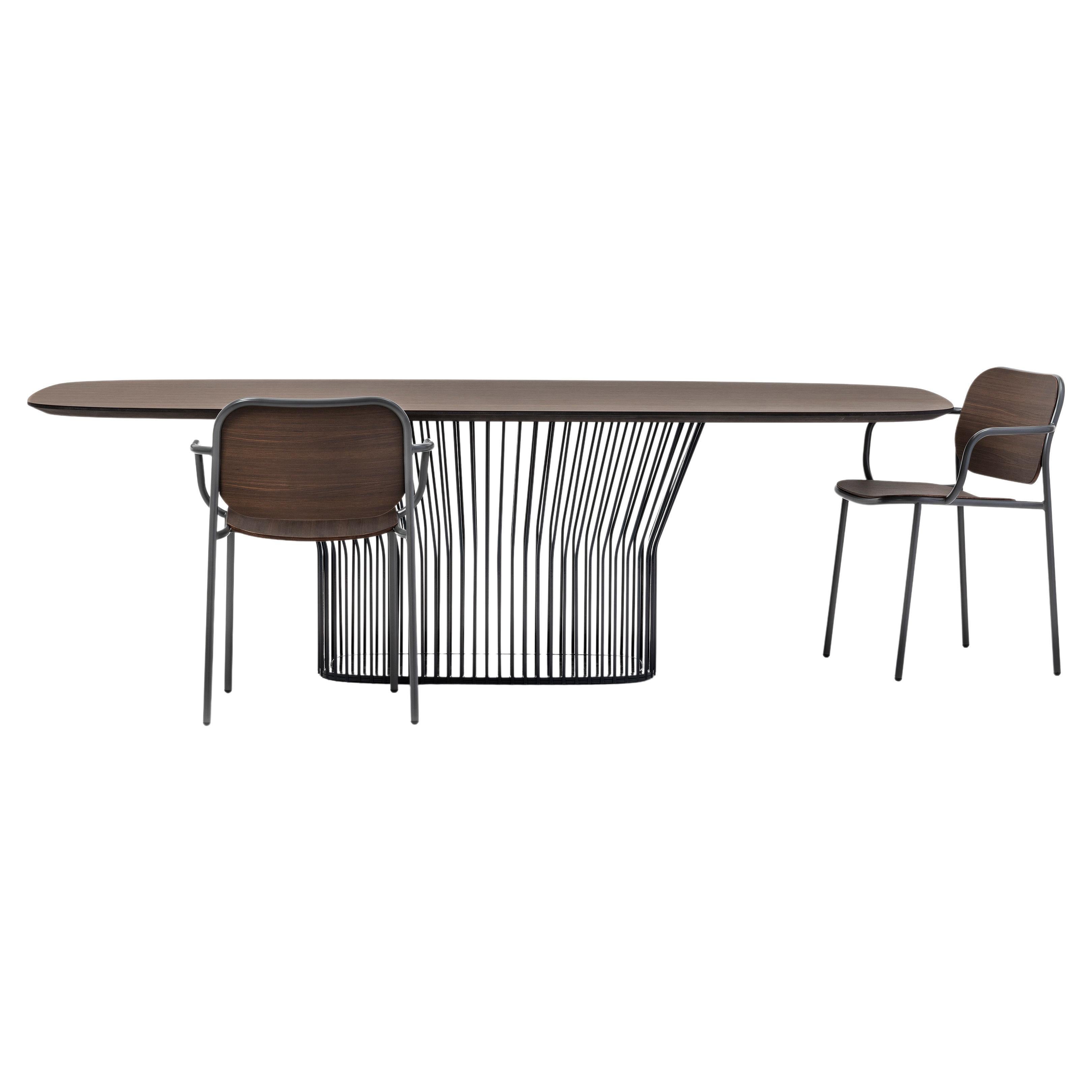 A collection of dining tables in two shapes, multiple sizes and multiple finishes to fit into all types of domestic or contract spaces and harmonize with the style of the environment. The metal base with an original and dynamic design is made up of