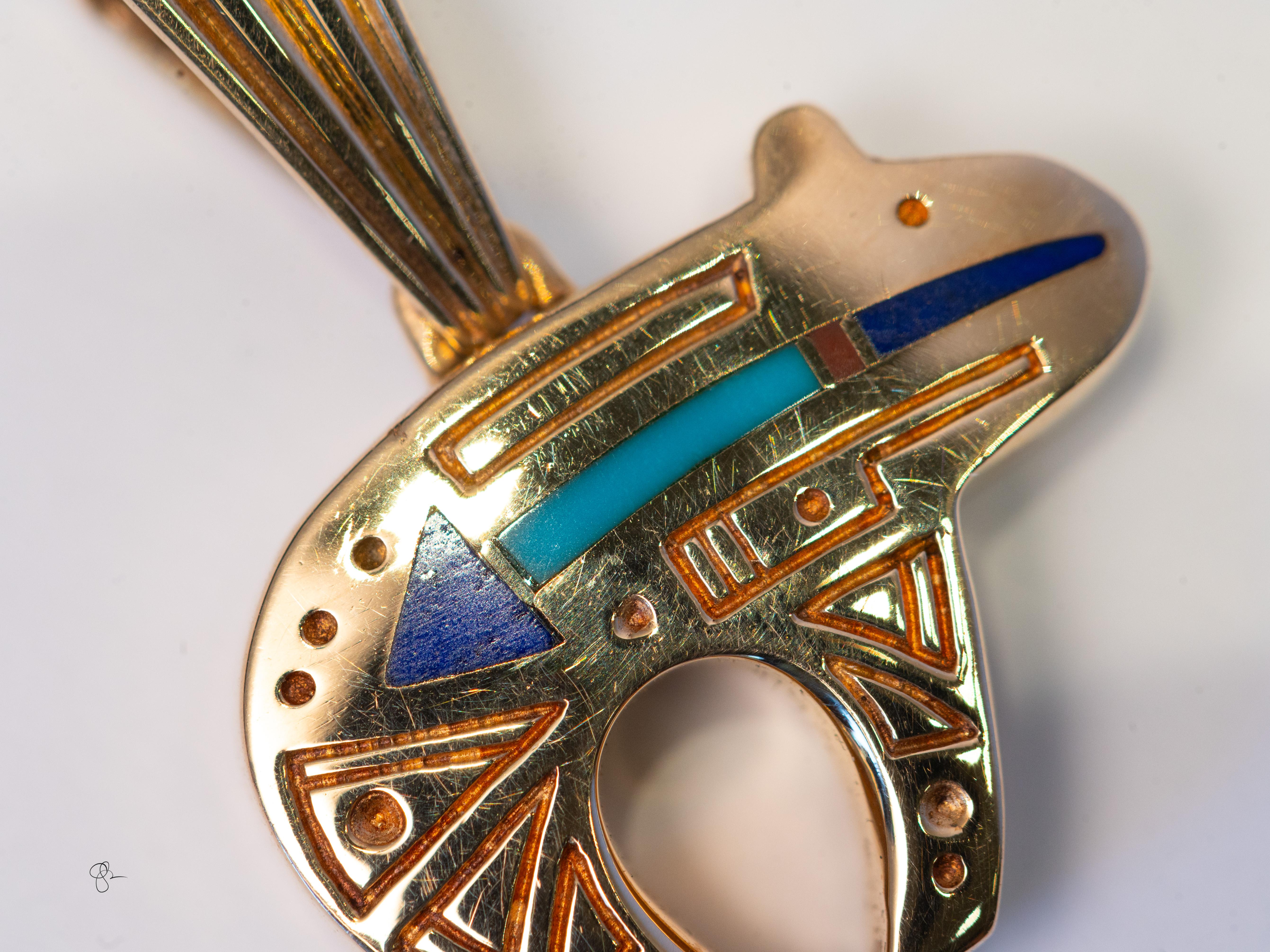 Ti presentiamo un raro ciondolo a forma di orso di Ray Tracey, sapientemente realizzato a mano in oro massiccio 14 carati e del peso di 10 grammi: un esempio iconico dell'arte contemporanea dei nativi americani. Il ciondolo presenta il