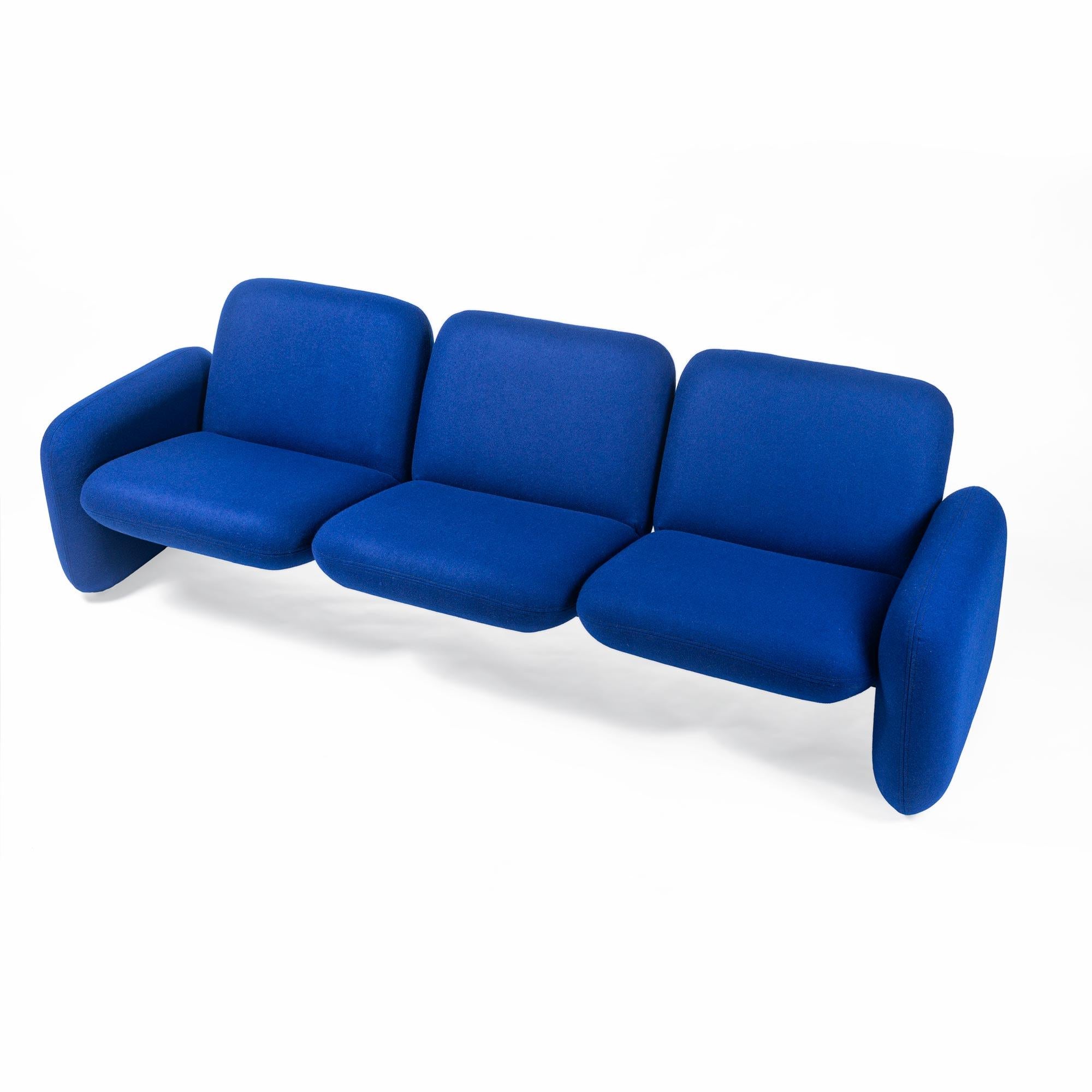 3 seater Chiclet sofa by Ray Wilkes for Herman Miller, newly reupholstered in Kvadrat Maharam Royal Blue Wool Fabric (not an option for new chiclet sofa). Original Chiclet sofa circa 1970s.
  