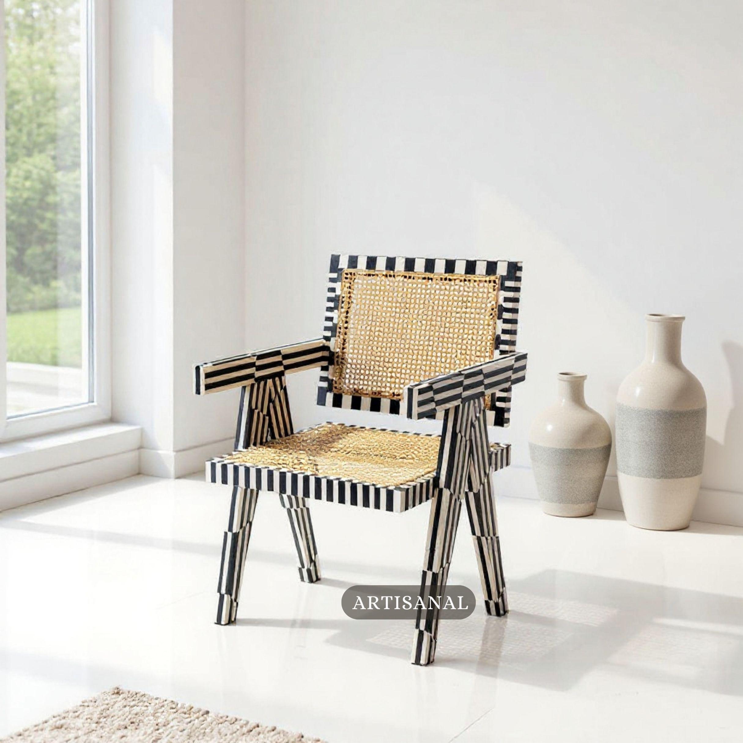 La sedia Raya è una reinterpretazione moderna dell'iconica sedia Chandigarh, che fonde l'eredità del design di metà secolo con l'artigianato. Ispirata all'intramontabile creazione di Pierre Jeanneret, questa sedia mantiene la forma scultorea e la