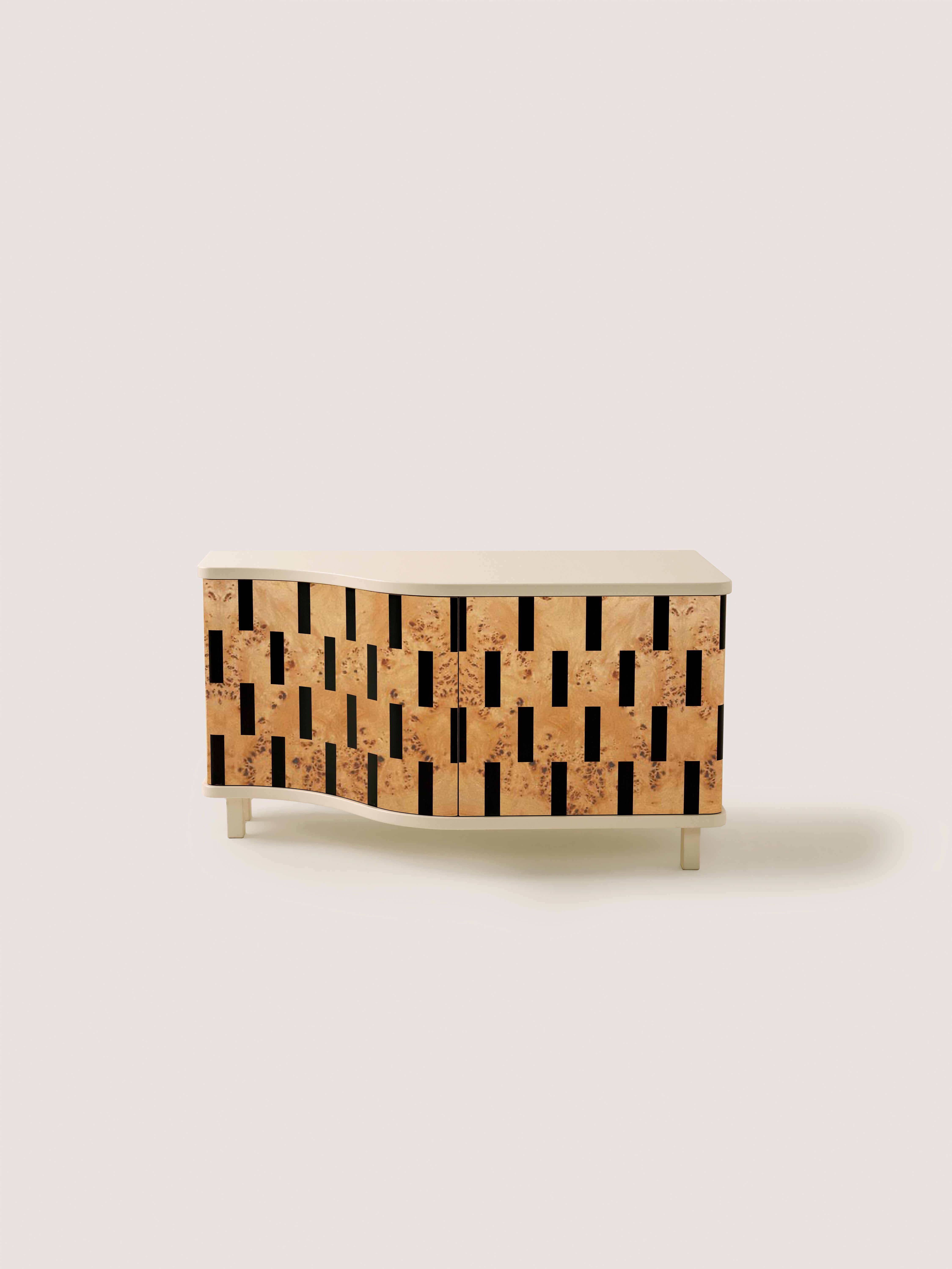 Cette crédence exclusive a été conçue à l'origine comme un meuble à chaussures sur mesure. Il est créé de manière unique en assemblant des pièces géométriques rayées en placage de bois, créant ainsi une illusion en 3D.

