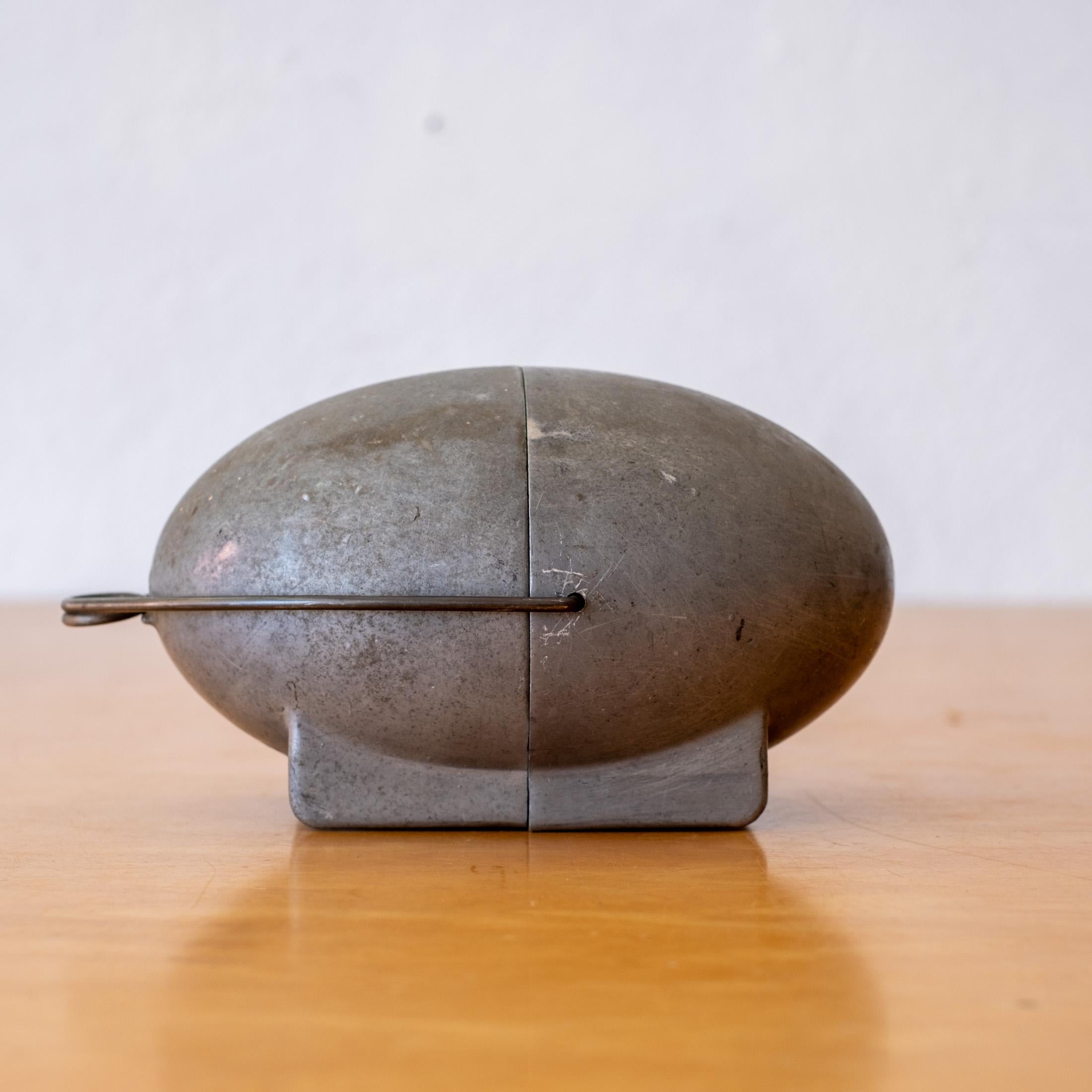 Cuiseur de pommes de terre art déco de Raymond L. Barton pour NA-MAC Products Corporation à Los Angeles. Le Top-O-Stove Potato Baker est fabriqué en A.I.C., vers 1935. Il peut être poli pour le rendre brillant si vous le souhaitez. 

