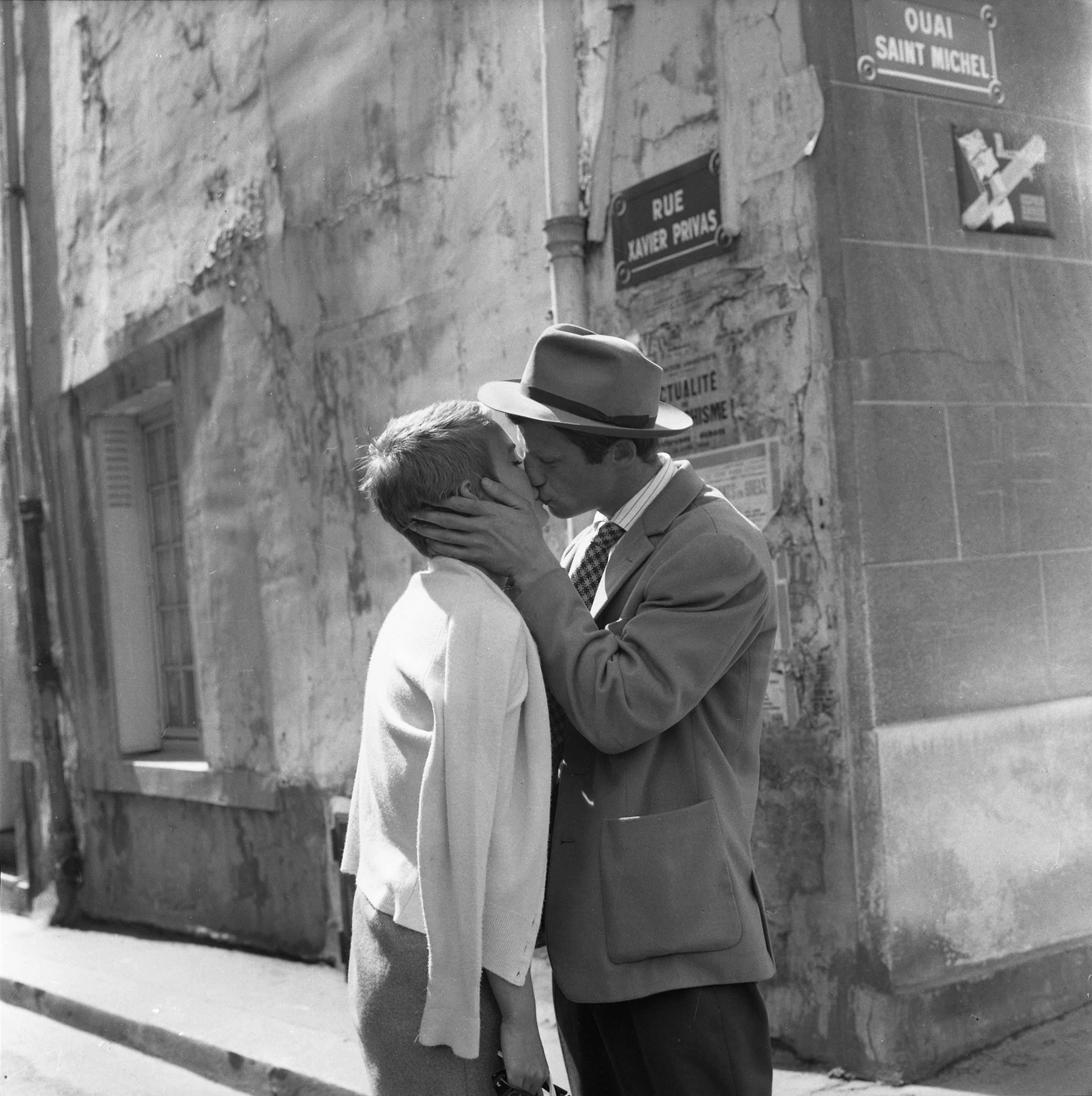 Kissing rue XAVIER PRIVAS - QUAI SAINT MICHEL - Photograph by Raymond Cauchetier
