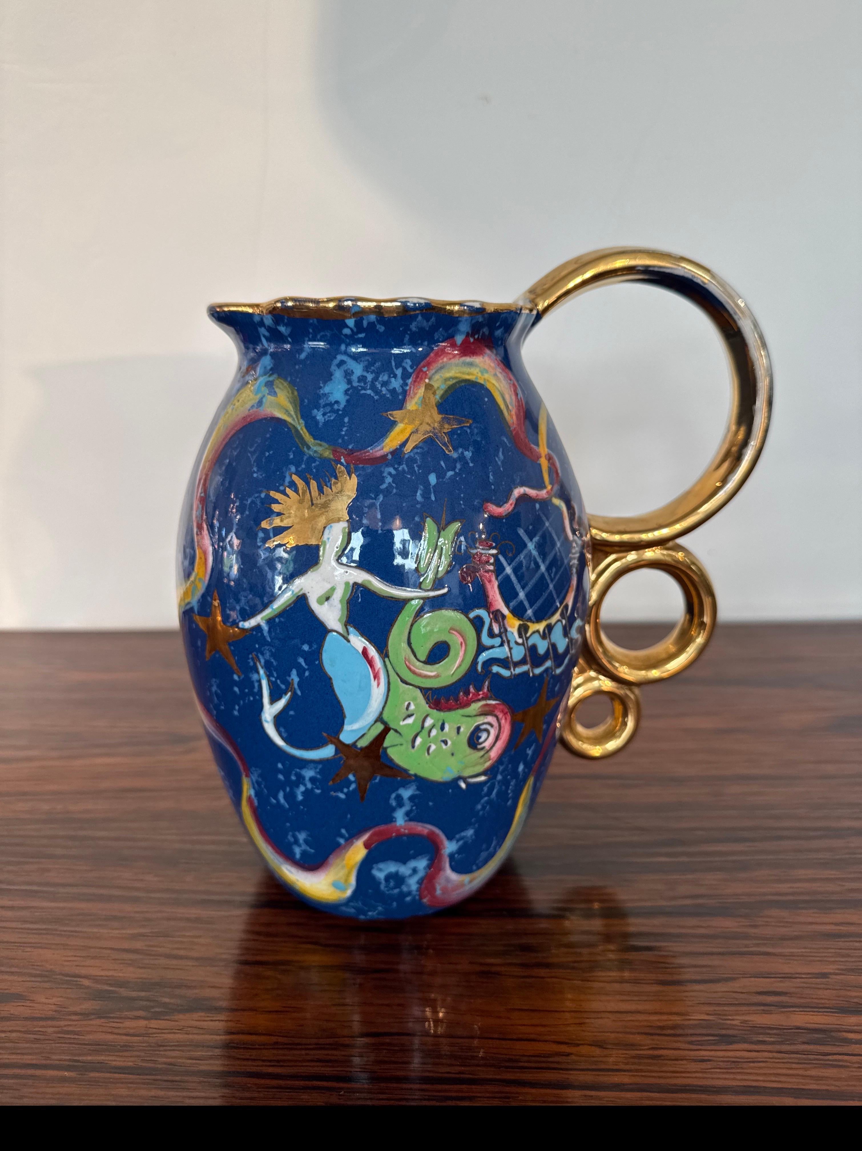 Original beau vase Art déco à décor polychrome de mer et dorure par Raymond Chevalier artiste designer de Charles Catteau chez Boch Frères, La Louvière. En très bon état avec une légère décoloration de l'or sur la poignée. Décor 8955. Un magnifique