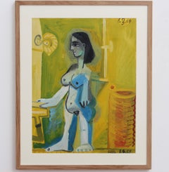 Mujer desnuda en casa