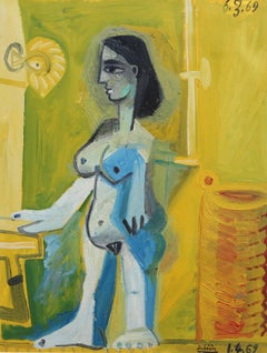 Mujer desnuda en casa