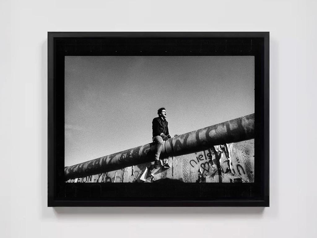 La chute du mur de Berlin, entre la porte de Brandebourg et la Potsdamer Platz - Photograph de Raymond Depardon