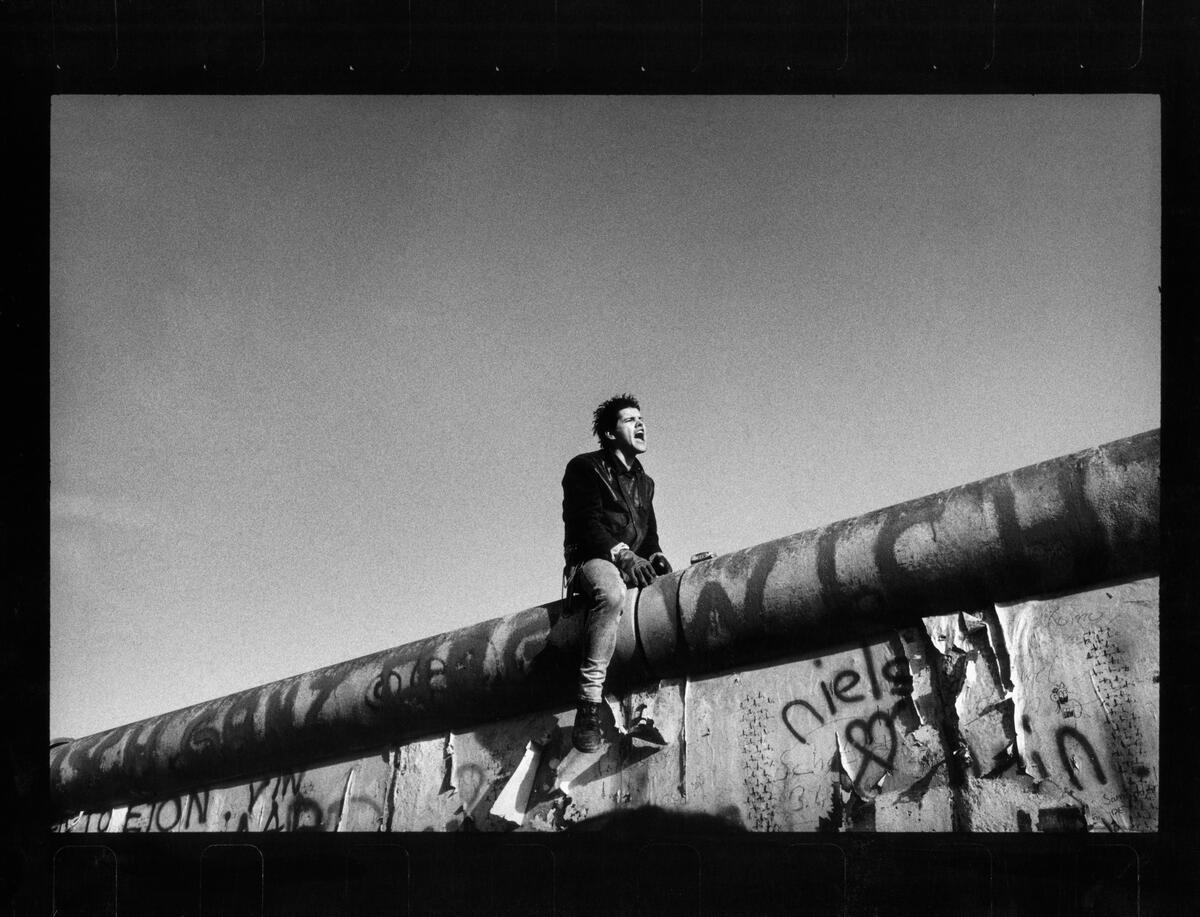 Black and White Photograph Raymond Depardon - La chute du mur de Berlin, entre la porte de Brandebourg et la Potsdamer Platz