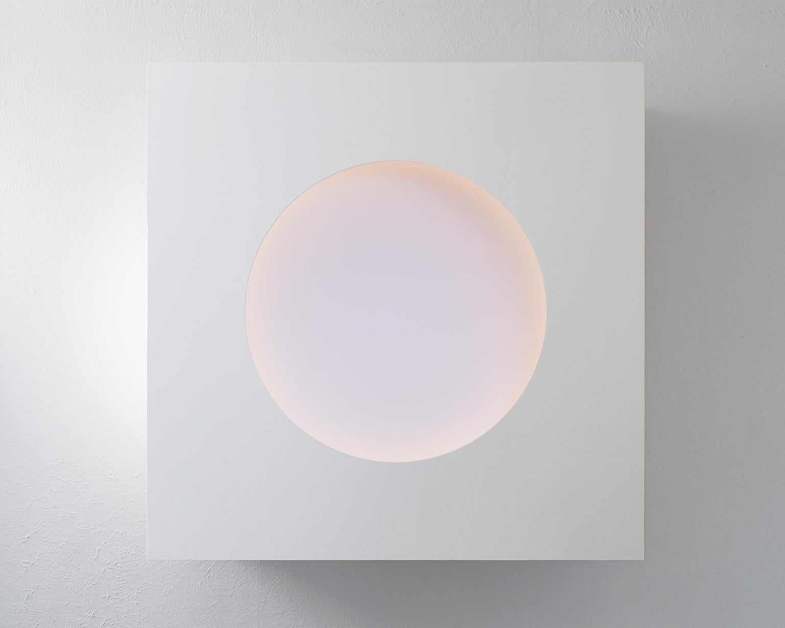 Raymond Graber‘s celestial light sculptures transform the sense of perception, challenging the human eye’s sense for scale and time with a transcendental perceptual experience. The kinetic light sculpture One Light (2022) incorporates lightwaves as