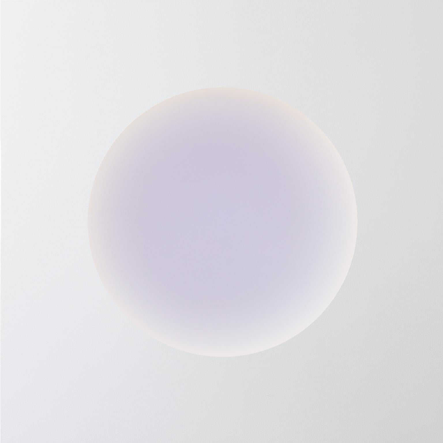 Raymond Graber‘s kinetic light sculpture One Light (2022) incorporates lightwaves as an artistic medium, creating an immersive visual experience with a mesmerizing play of ambient glow in a gradually evolving color spectrum inspired by the