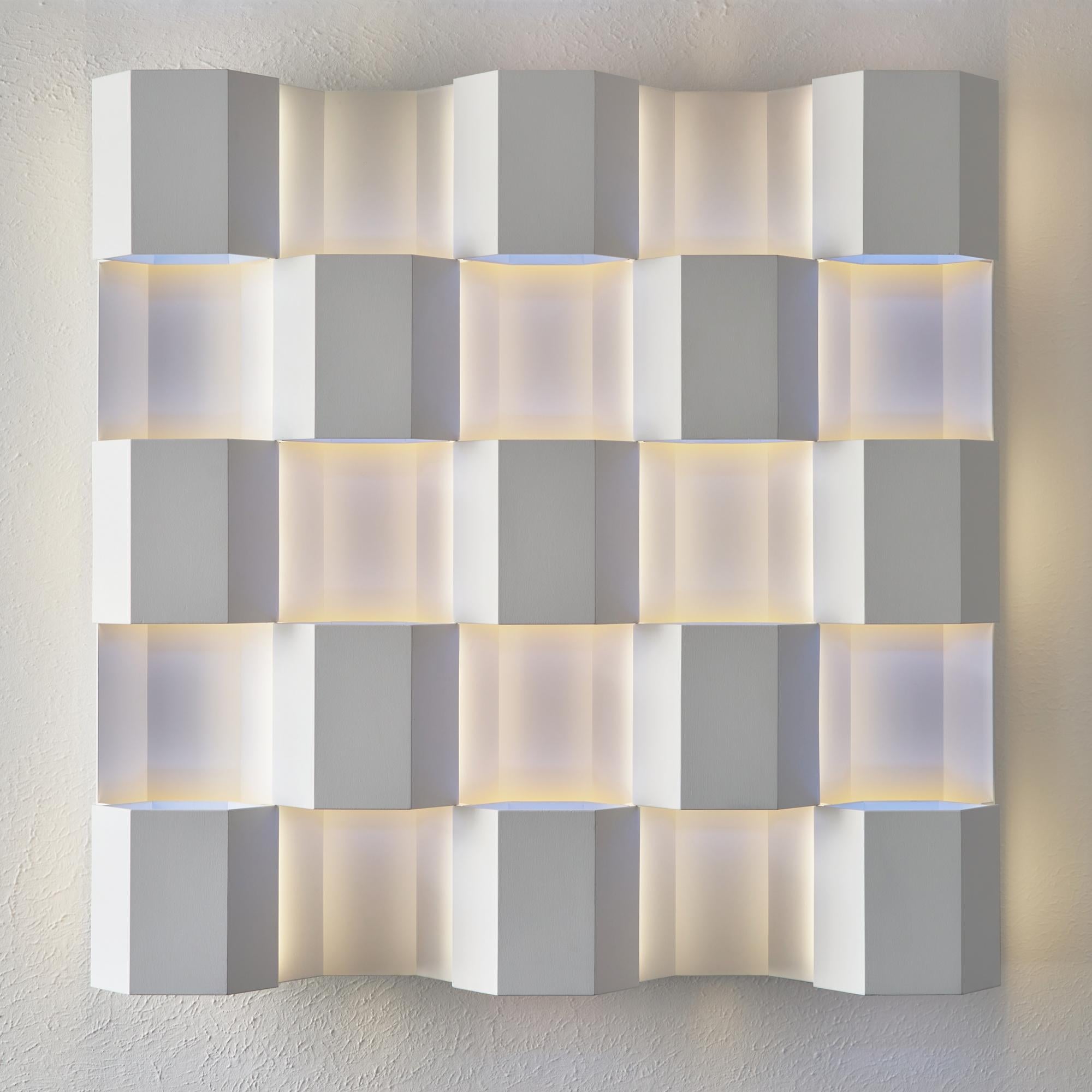 Dreizehn - immersive, unendlich wahrnehmbare Wandskulptur mit Farblicht im Angebot 1