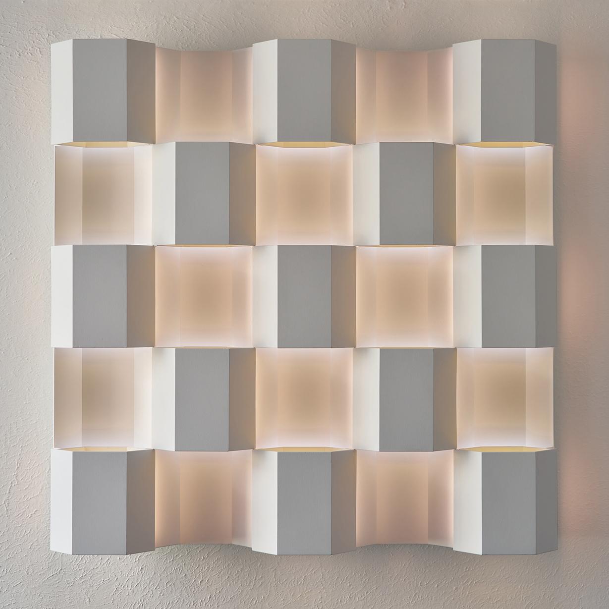 Dreizehn - immersive, unendlich wahrnehmbare Wandskulptur mit Farblicht im Angebot 2