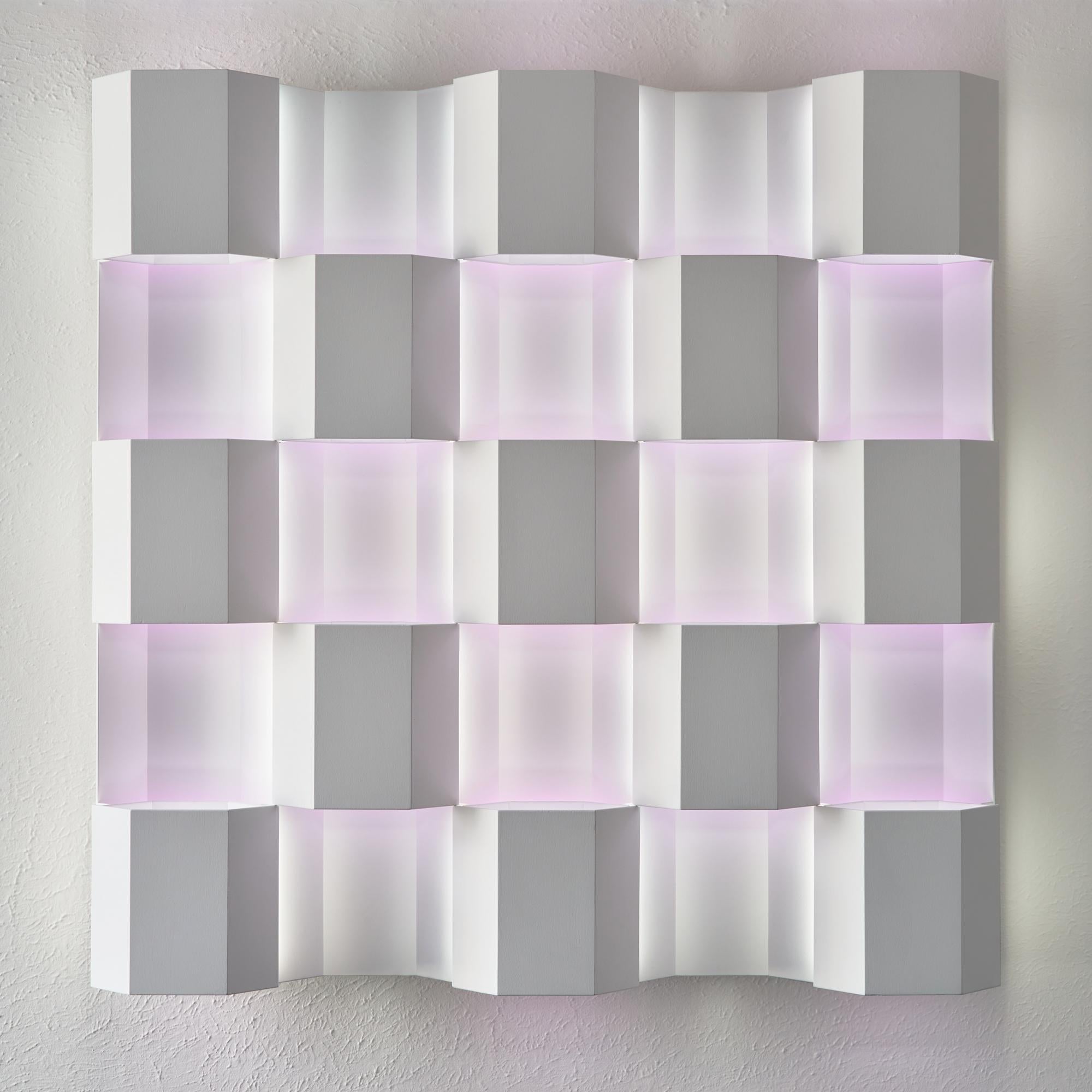 Dreizehn - immersive, unendlich wahrnehmbare Wandskulptur mit Farblicht im Angebot 3