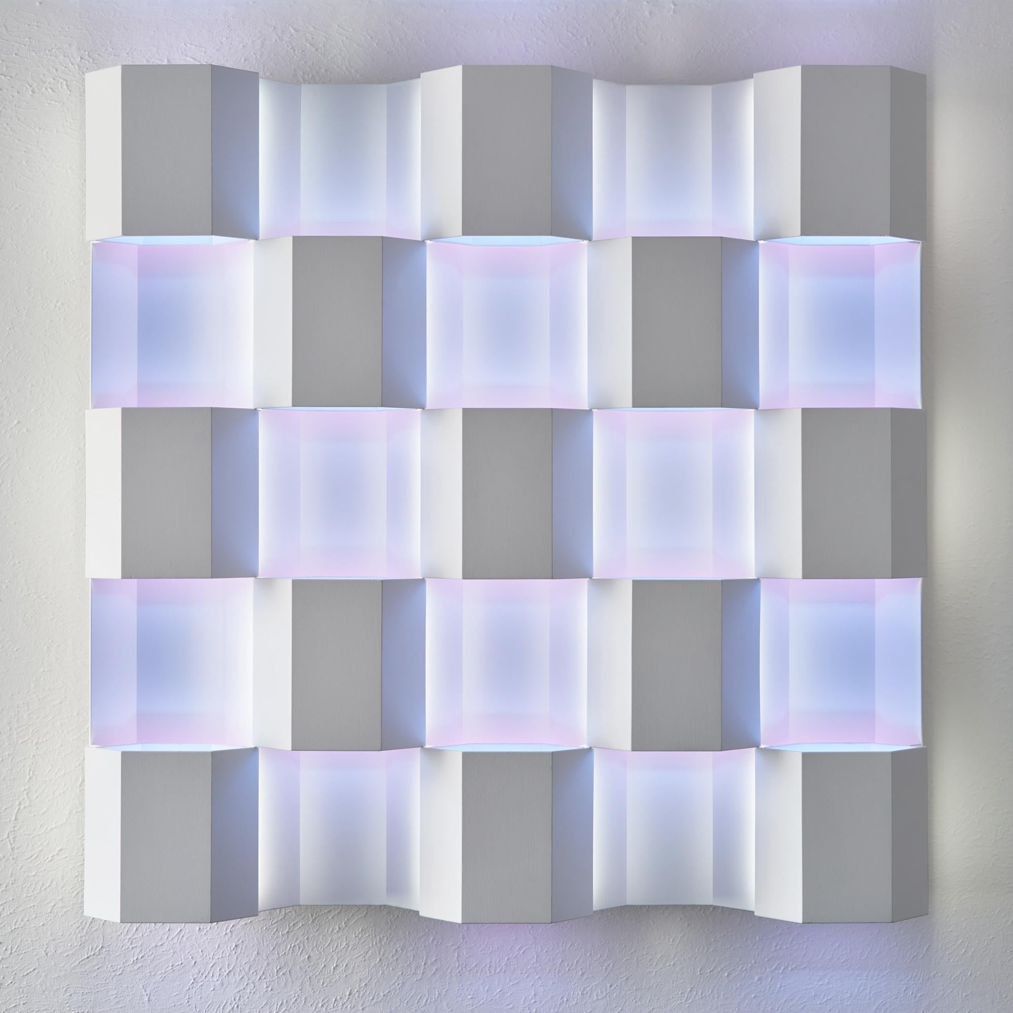 Dreizehn - immersive, unendlich wahrnehmbare Wandskulptur mit Farblicht im Angebot 4
