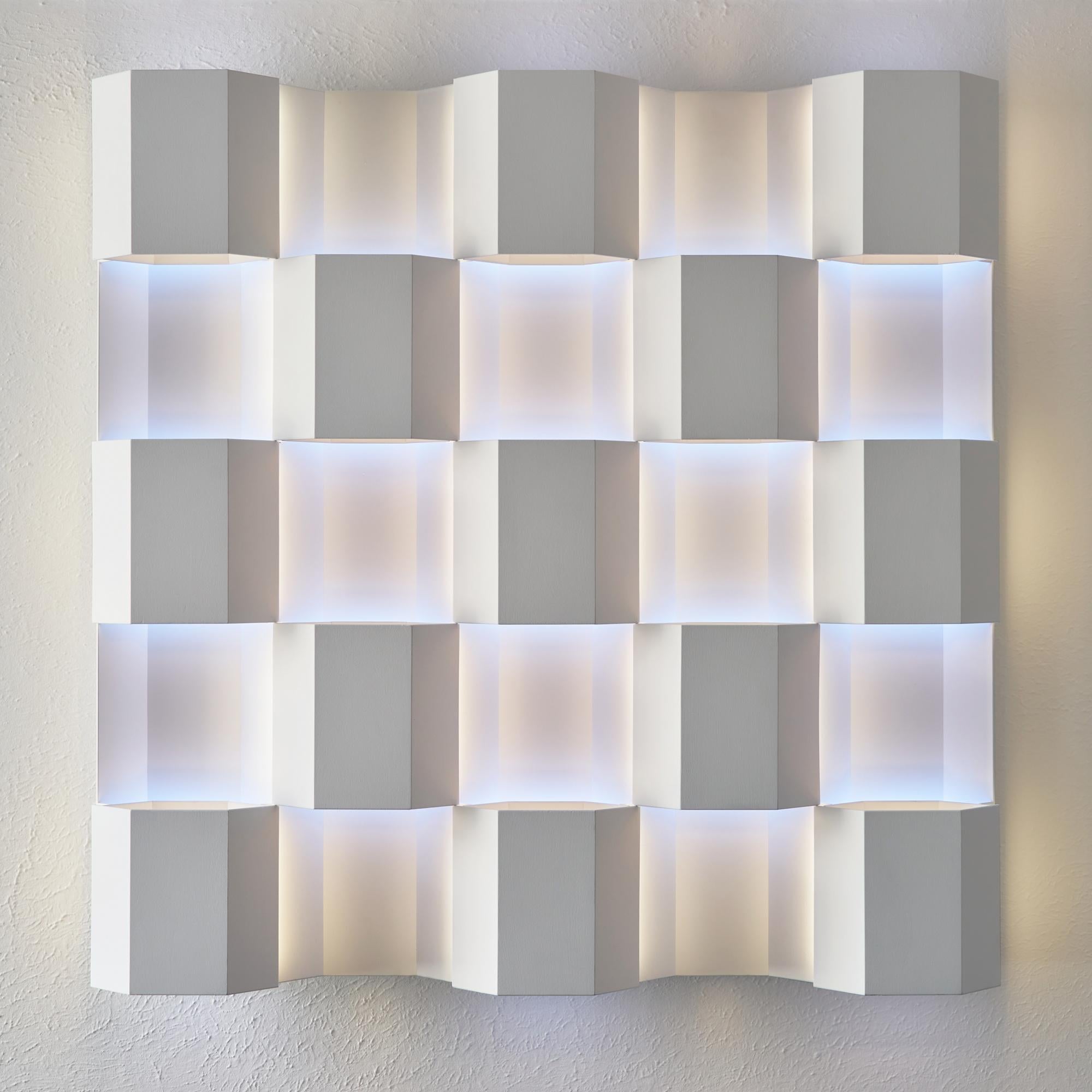 Dreizehn - immersive, unendlich wahrnehmbare Wandskulptur mit Farblicht im Angebot 5
