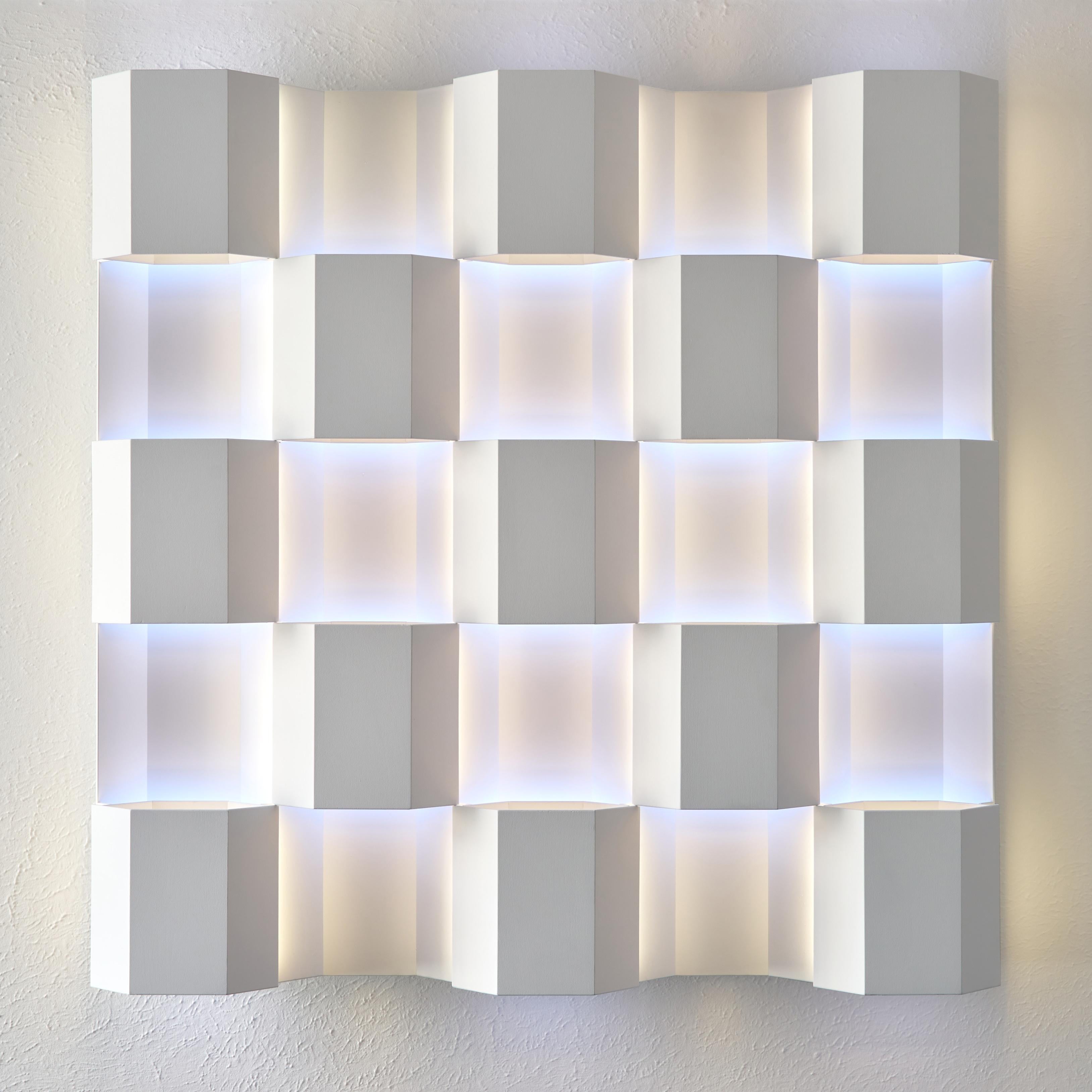 Dreizehn - immersive, unendlich wahrnehmbare Wandskulptur mit Farblicht