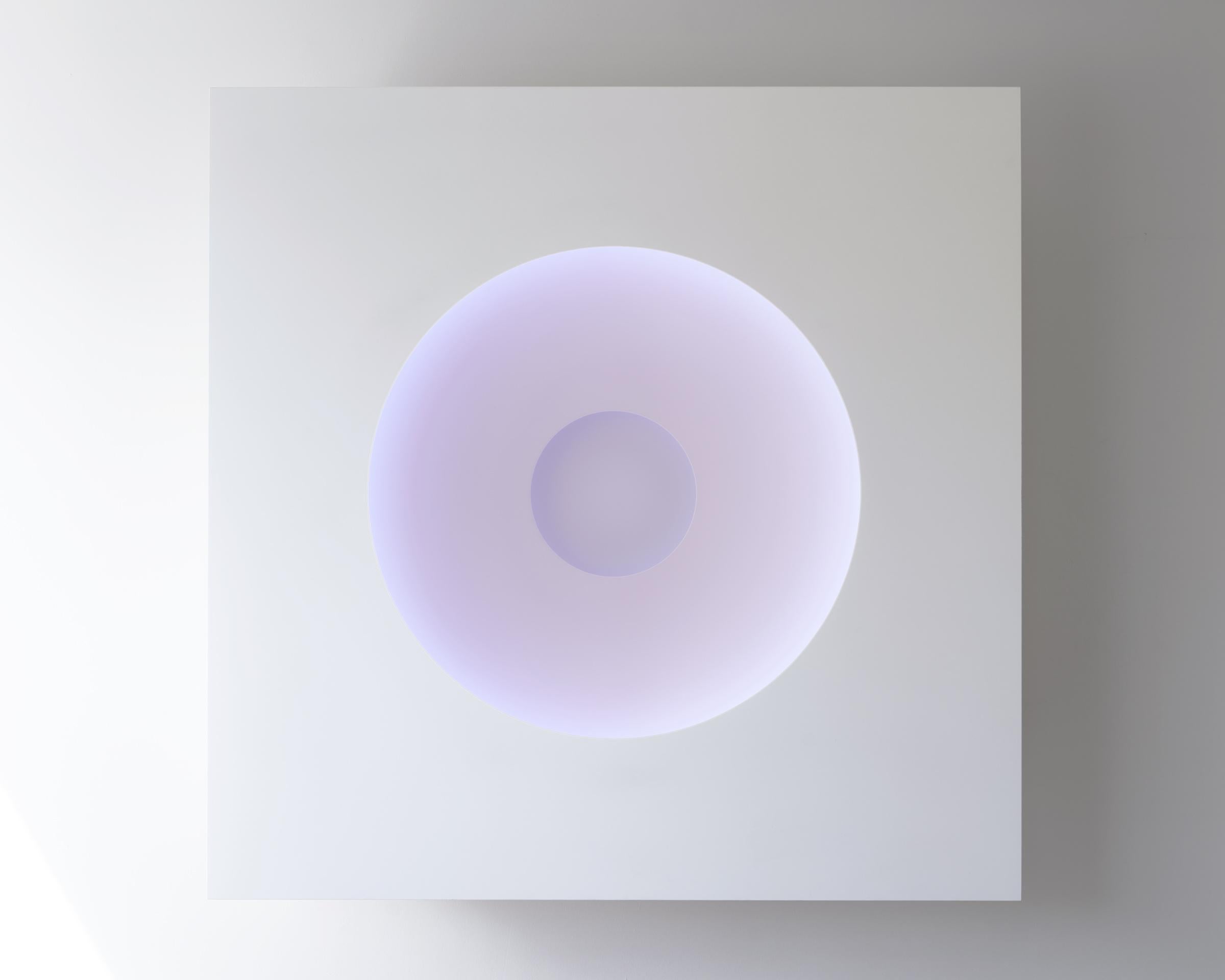 Le sculture di luce celeste di Raymond Graber trasformano il senso della percezione, sfidando il senso della scala e del tempo dell'occhio umano con un'esperienza percettiva trascendentale. 

In un'interazione eterea tra luce e spazio, le sculture