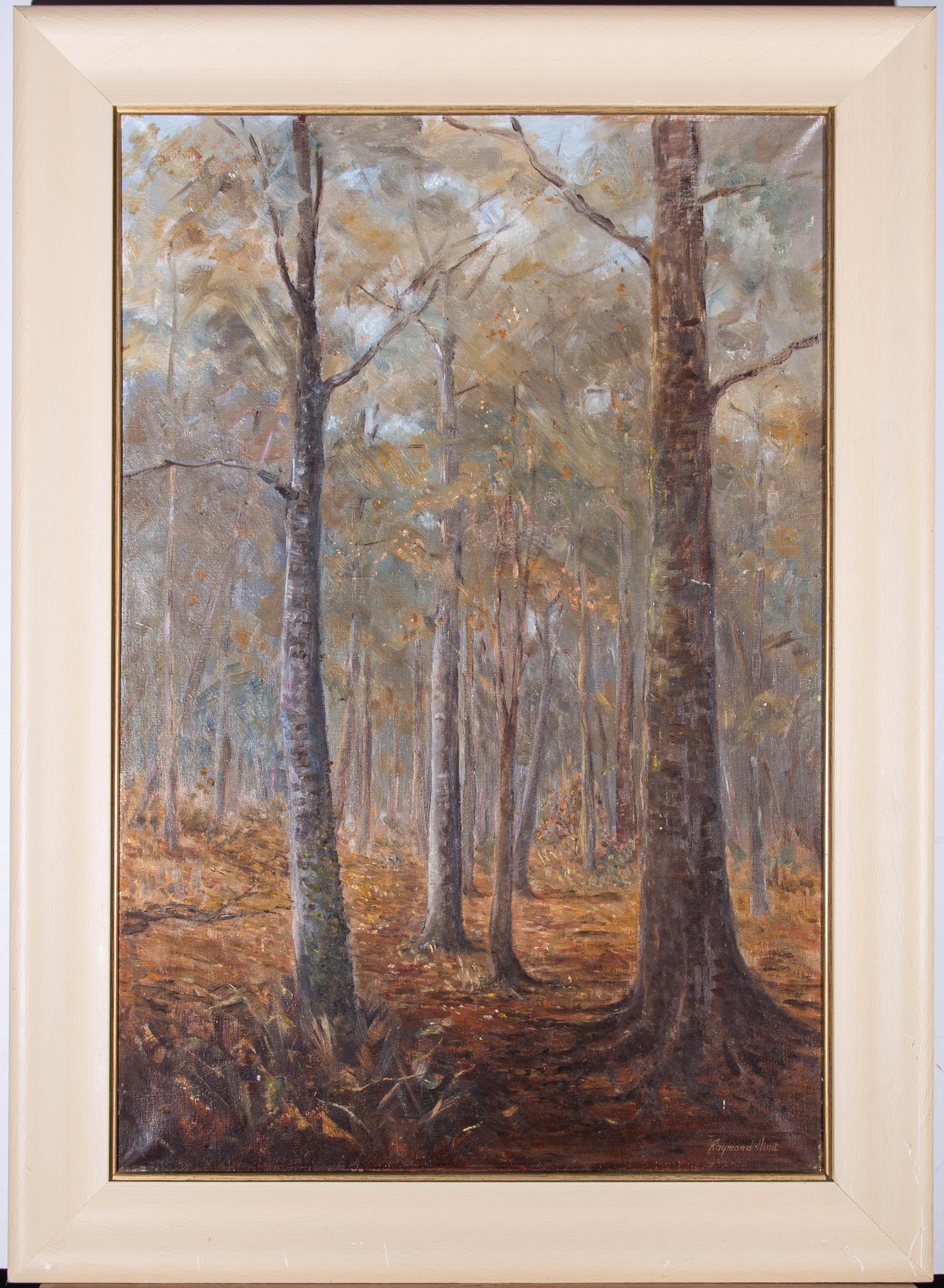 Une scène boisée atmosphérique montrant les oranges et les bruns du sol de la forêt en automne. L'artiste a signé en bas à droite et le tableau est présenté dans un cadre contemporain simple avec une fine fenêtre intérieure dorée. Sur toile.
