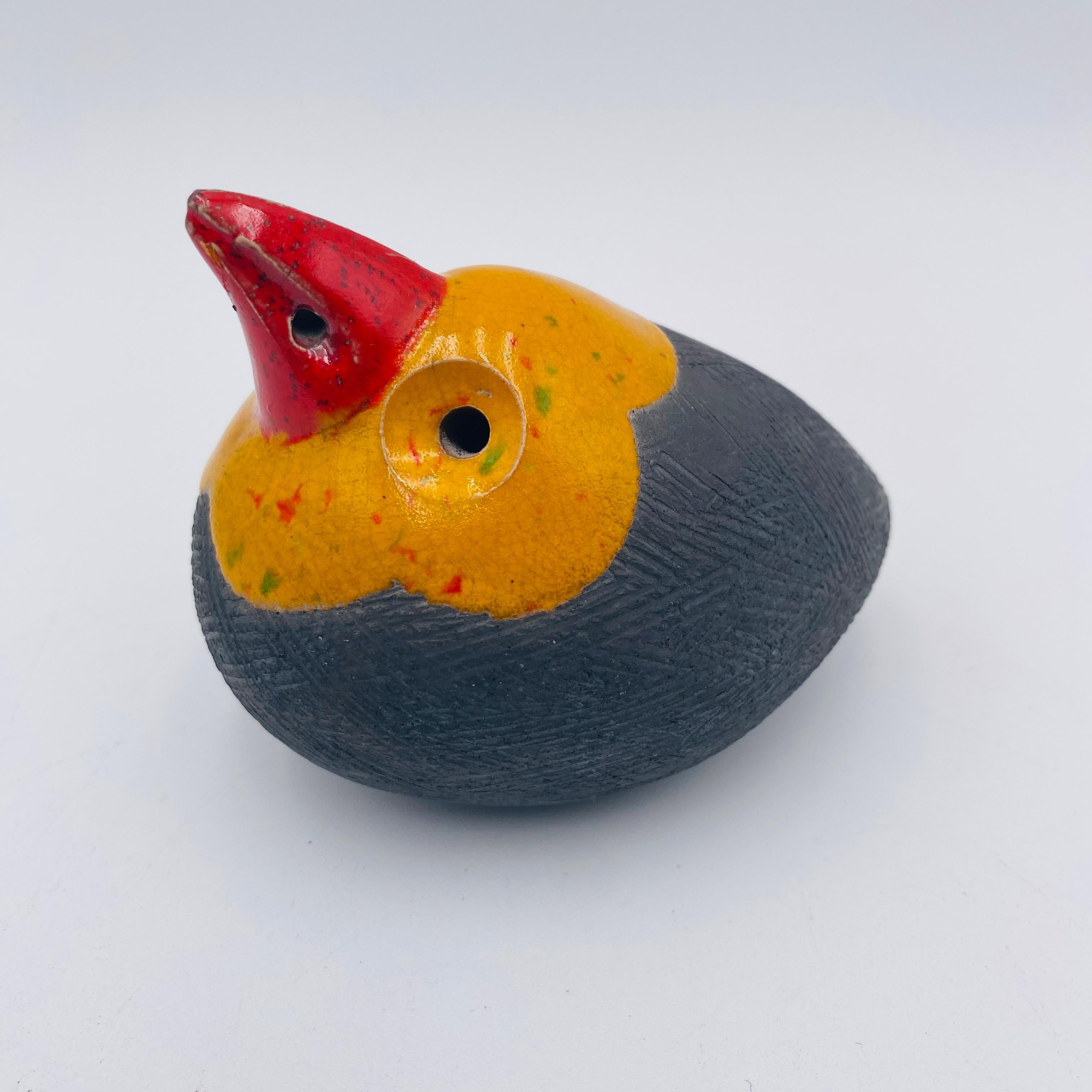 Una scultura di uccelli della metà del secolo scorso realizzata dall'artista Raymond Kinghan in Irlanda, intorno agli anni '80. Si tratta di uno splendido esempio di studio Pottery che utilizza la tecnica raku. 

Raymond Kinghan è nato a Belfast ed