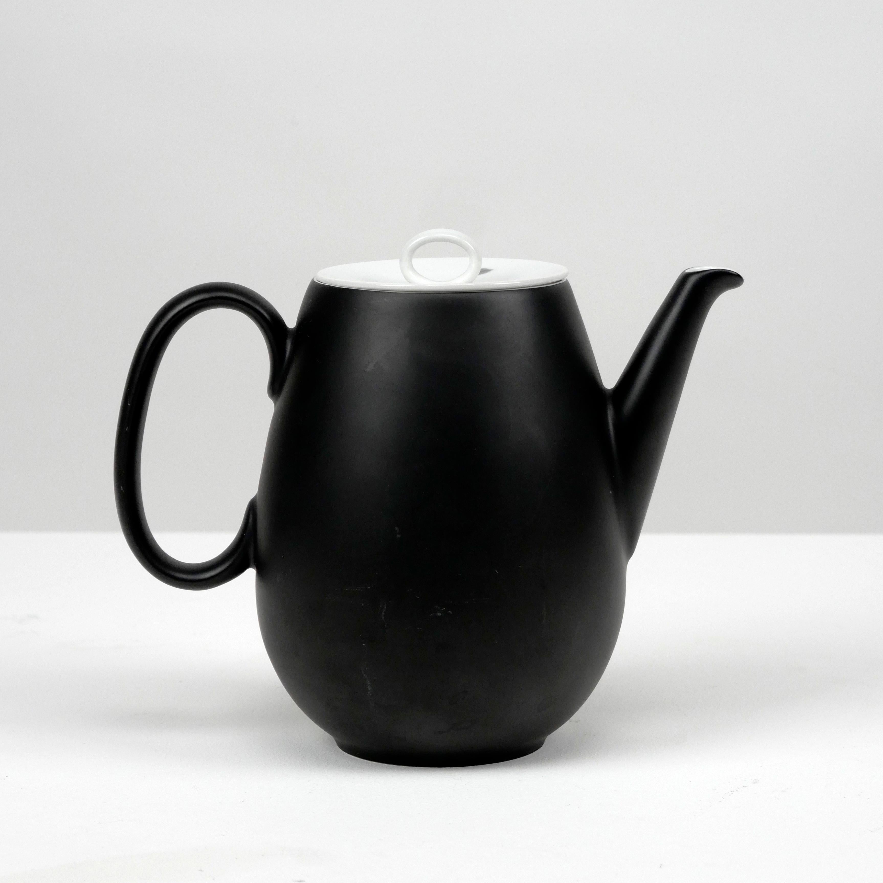 Raymond Loewy (USA, 1893-1986)
Caffettiera 'Charcoal
Disegnato nel 1960, prodotto da Continental China, una divisione di Rosenthal, in Germania.

Ceramica.
In buone condizioni, con solo lievi sfregamenti sulla finitura scura.
L 21 cm, Diam 12,5 cm,