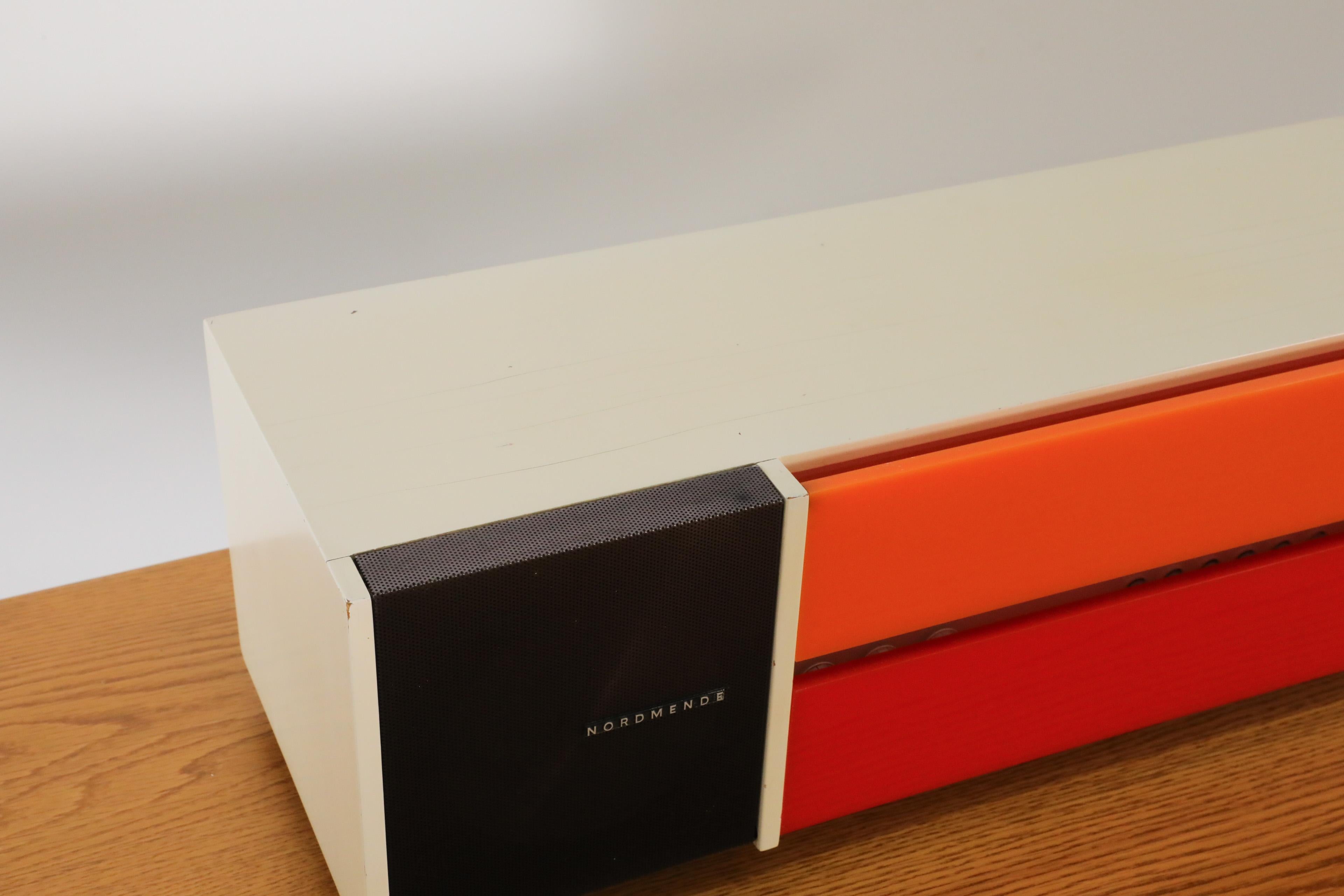 Radio à transistors Spectra Futura de Raymond Loewy Design/One en rouge et orange en vente 8