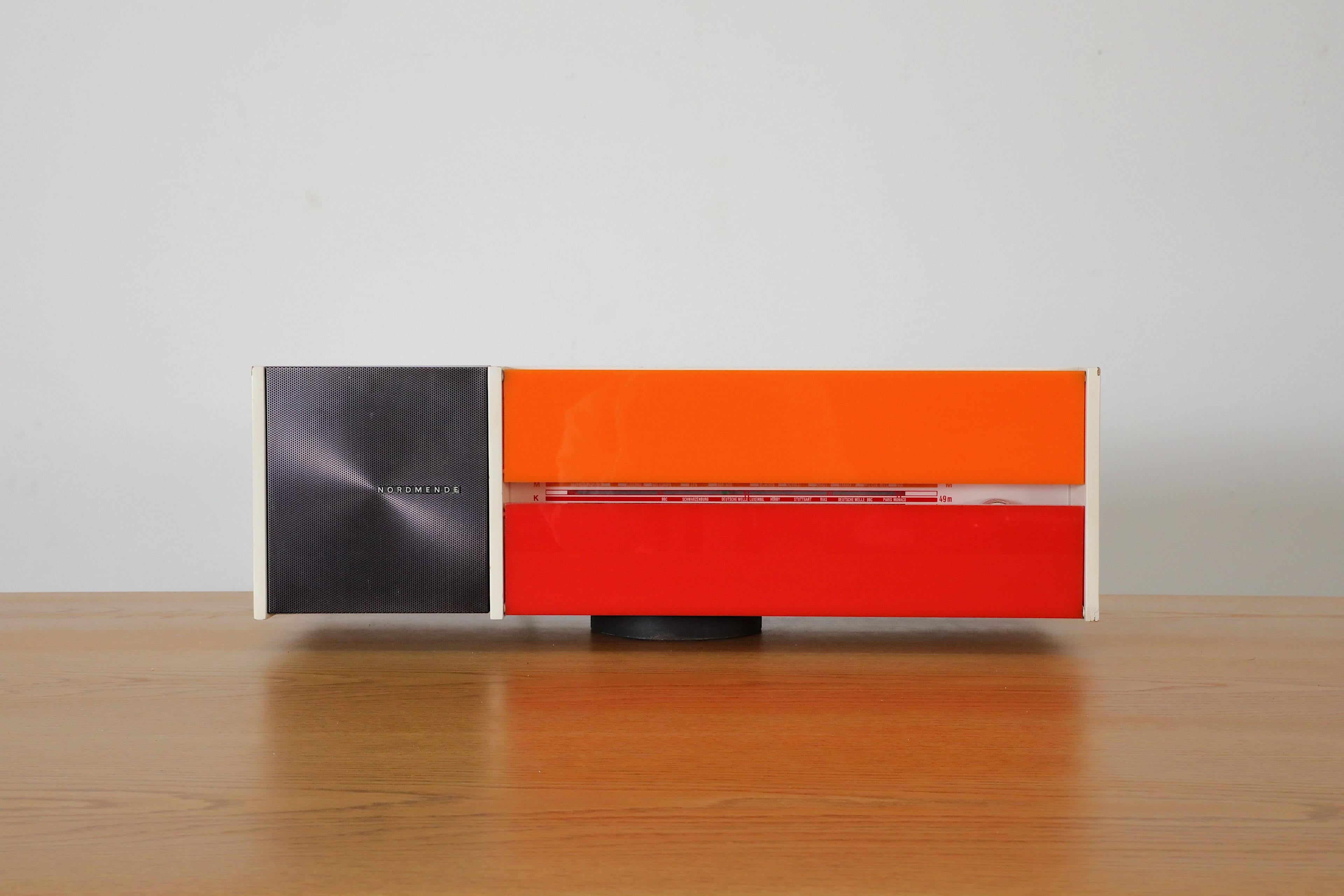 Raymond Loewy entworfenes Nordmende Spectra Futura Transistor Radio in Rot & Orange im Angebot 13