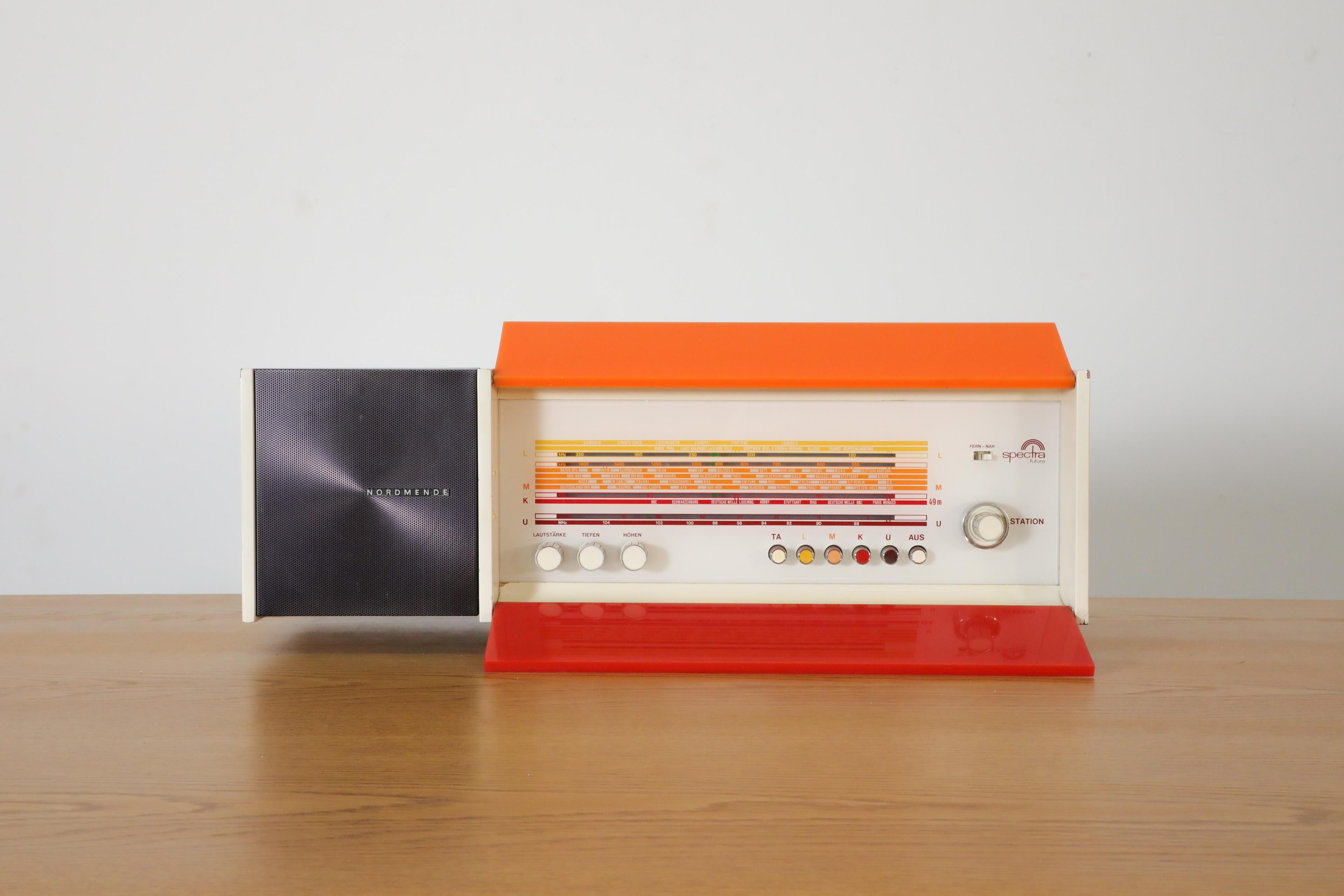 Métal Radio à transistors Spectra Futura de Raymond Loewy Design/One en rouge et orange en vente