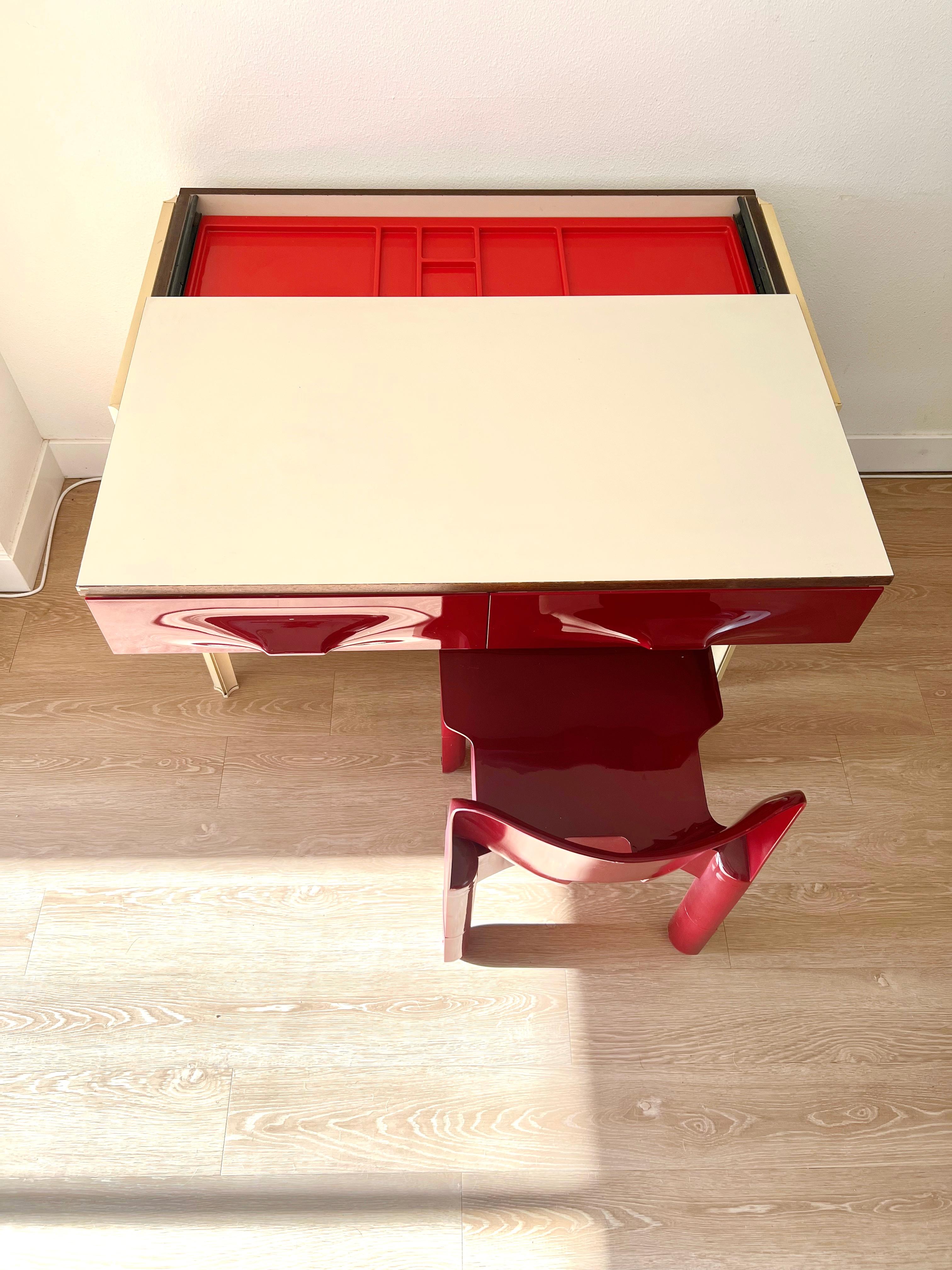 This Df-2000 desk Designed By Raymond Loewy For Doubinsky Freres is compact, vibrant and sturdy. It has a shelving compartment underneath that can be adjusted in height and a few large drawers with plenty of space for storage. The top compartment of