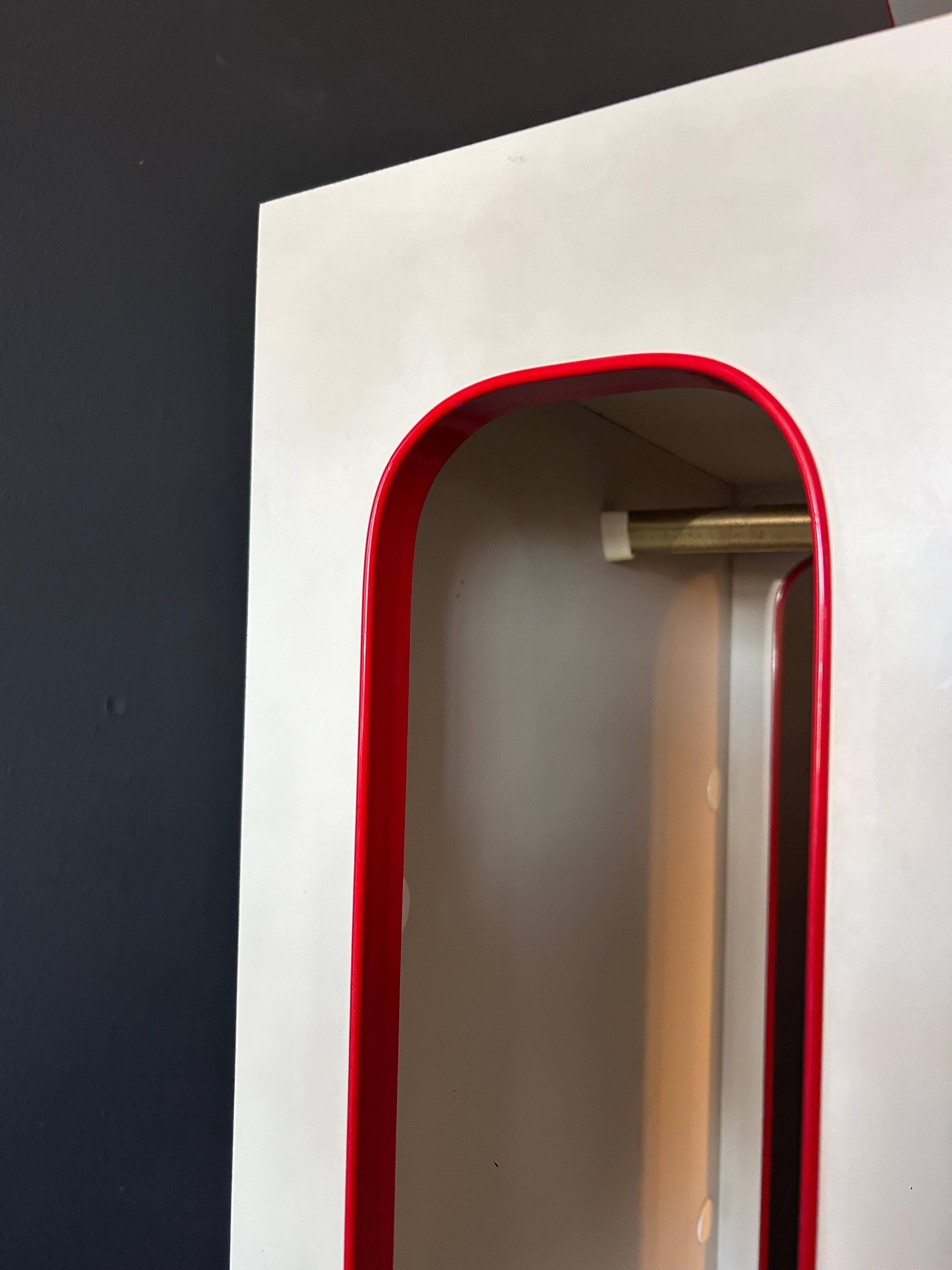 Cofre de joyas Raymond Loewy para Doubinsky Freres, alrededor de mediados de la década de 1970. Este ejemplar totalmente original tiene frentes de cajones de plástico moldeado de color rojo carmín, adornos de palisandro y se abre por arriba y por