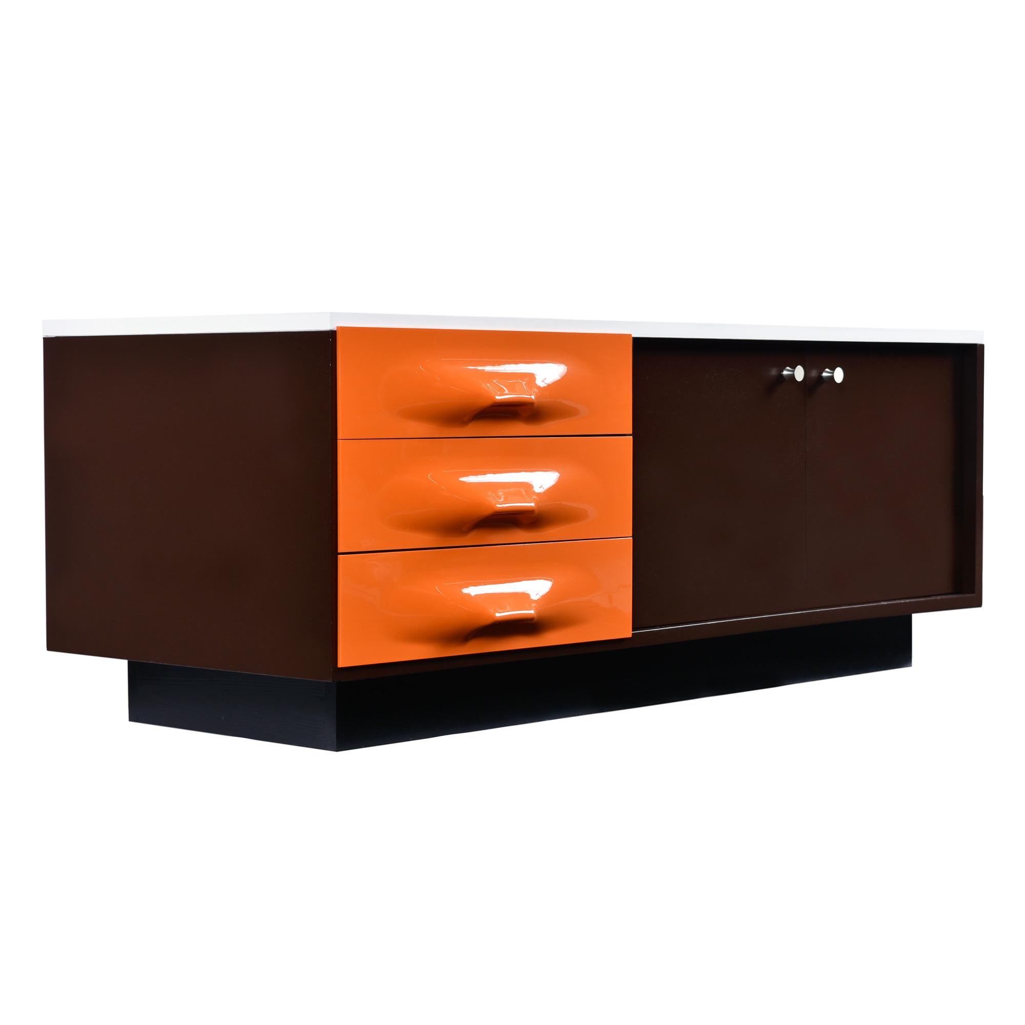 Il team di restauro non ha badato a spese per questo autentico Credenza Media Cabinet di Raymond Loewy e il risultato finale ha superato le nostre aspettative. Ogni centimetro delle porte e dei pannelli laterali in legno è stato riverniciato per