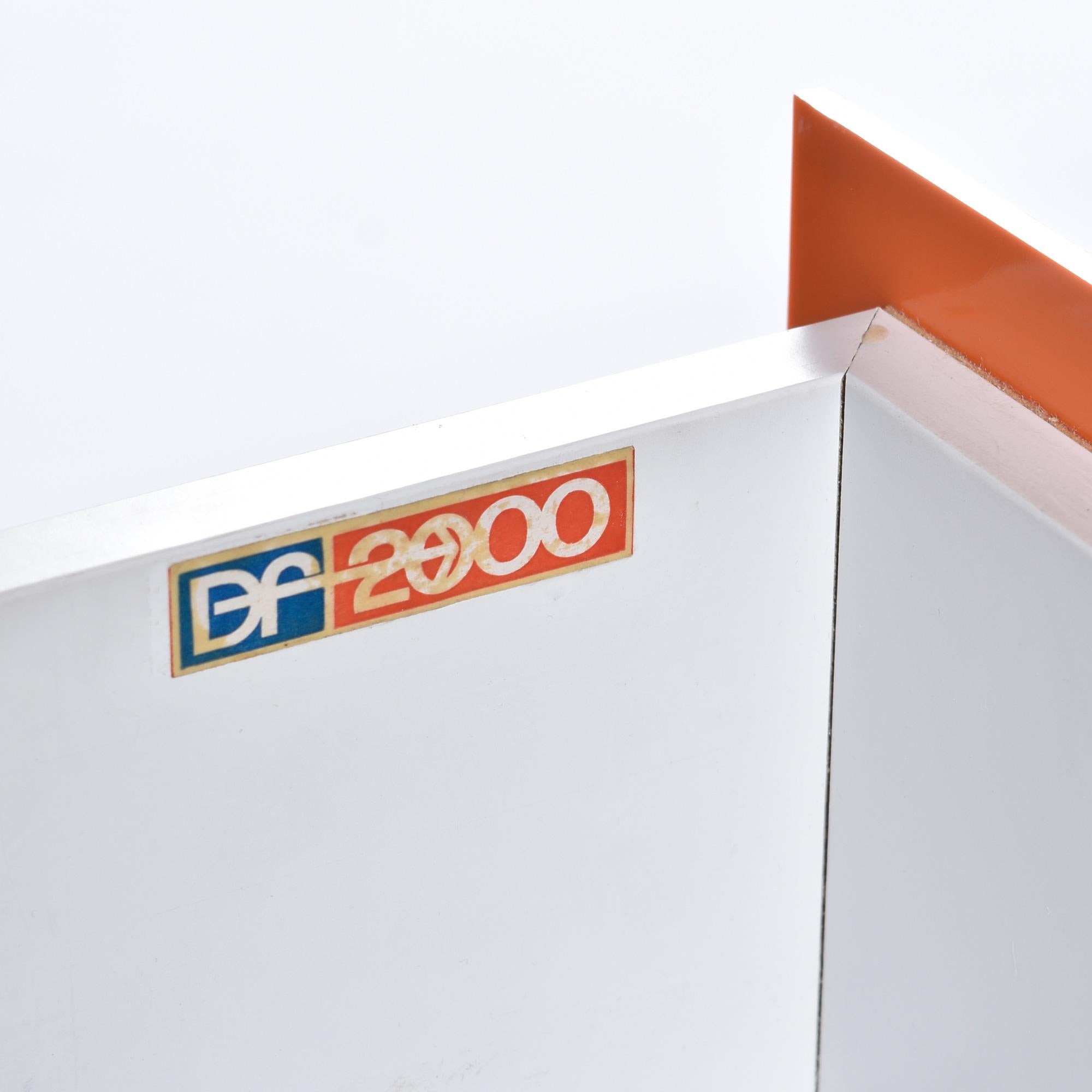 Raymond Loewy DF 2000 Arancione Cassettiera Media Credenza in Plastica In condizioni buone in vendita a Chattanooga, TN