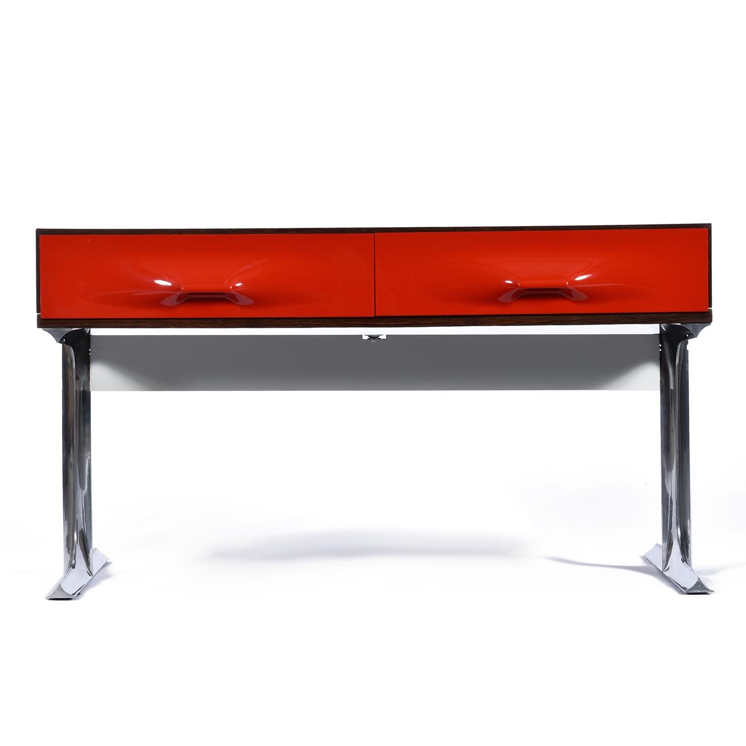 Mostra con orgoglio il tuo giradischi e il tuo ricevitore su questa console compatta.  Monta la tua TV a schermo piatto per completare la tua configurazione.

Il team di restauro non ha badato a spese per questa autentica console mini-credenza