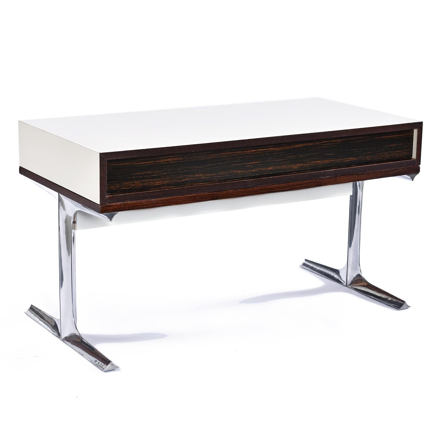 Futurista Raymond Loewy DF 2000 Consolle TV Stereo con cassetti in plastica rossa e cromo di palissandro in vendita