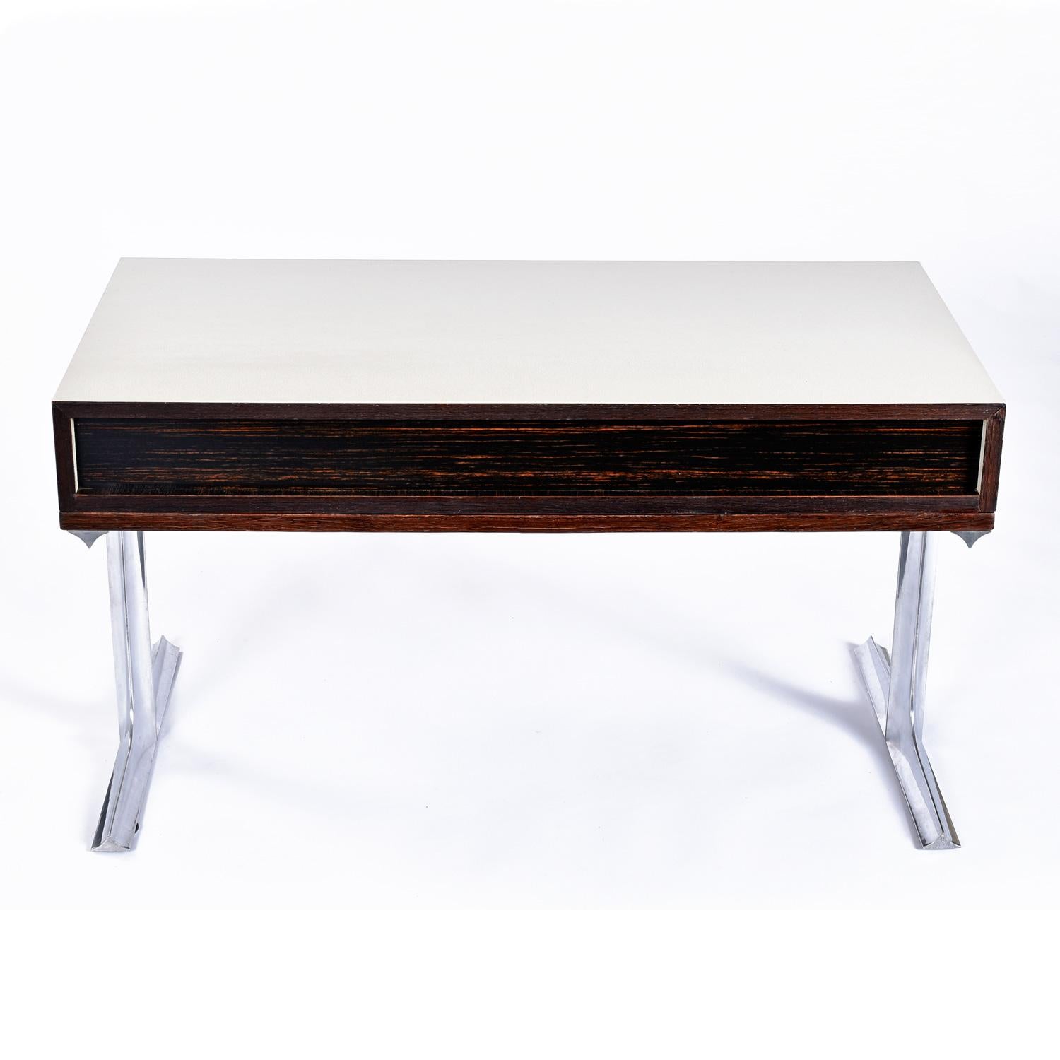 Raymond Loewy DF 2000 Consolle TV Stereo con cassetti in plastica rossa e cromo di palissandro In condizioni buone in vendita a Chattanooga, TN