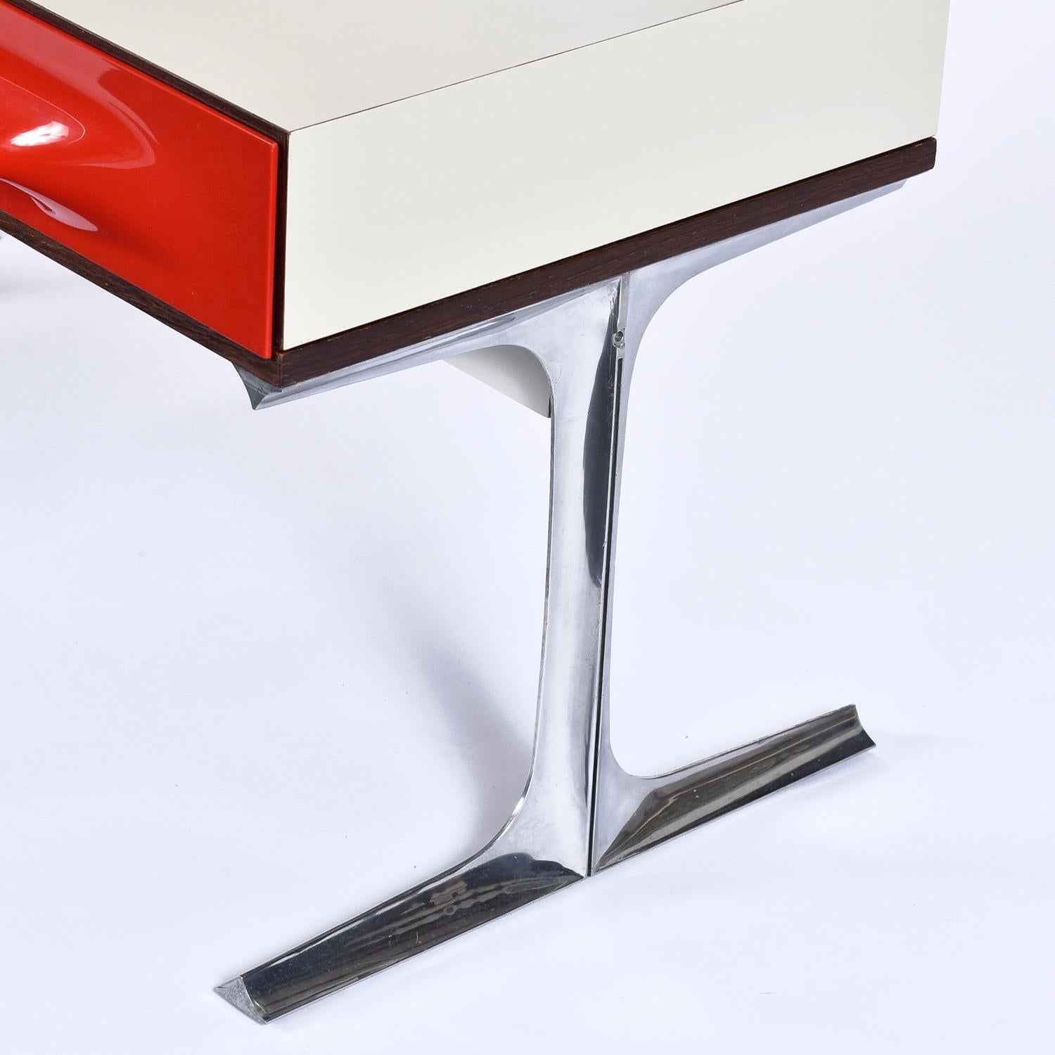 Cromo Raymond Loewy DF 2000 Consolle TV Stereo con cassetti in plastica rossa e cromo di palissandro in vendita