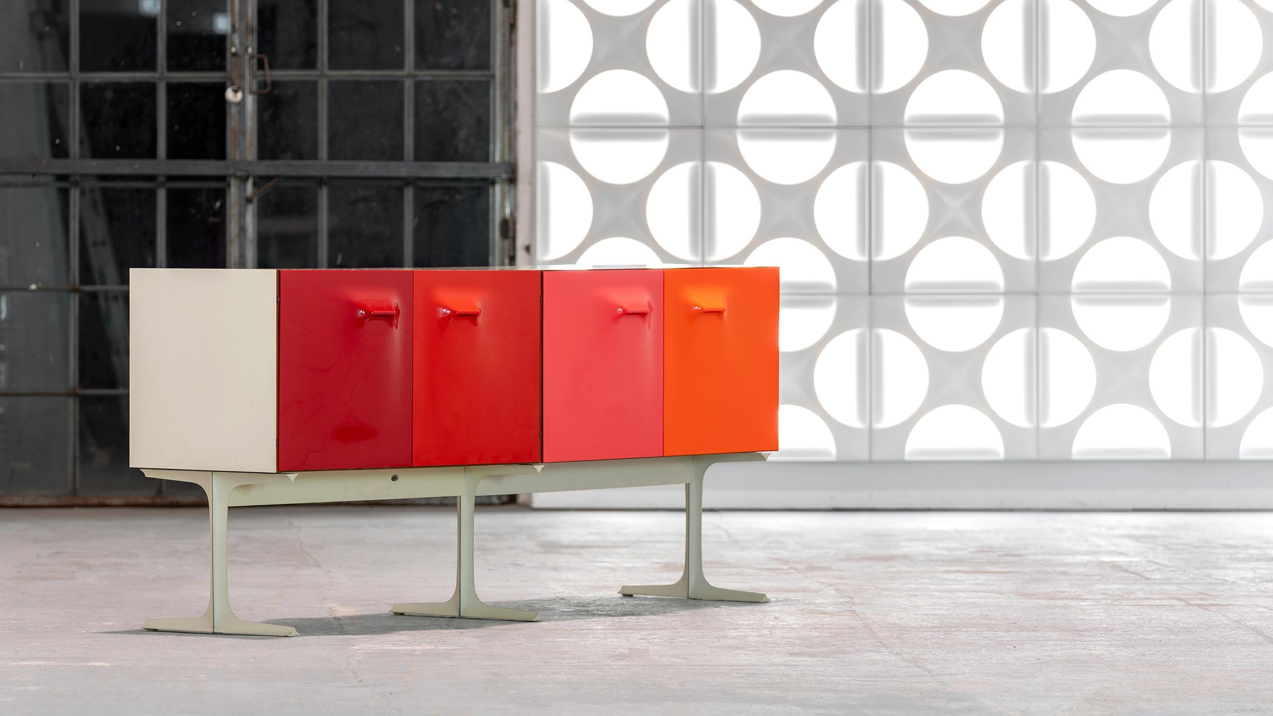Raymond Loewy - Doppelseitiges Sideboard DF 2000 - 1965 von Doubinsky Frères, Frankreich

Jede Seite des Spielbretts hat 4 Türen, jede mit einer Farbabstufung. Mit organisch geformten Griffen, die in die Türflächen integriert sind. Das Innere ist
